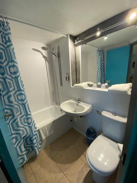 Family Room - Photo 2