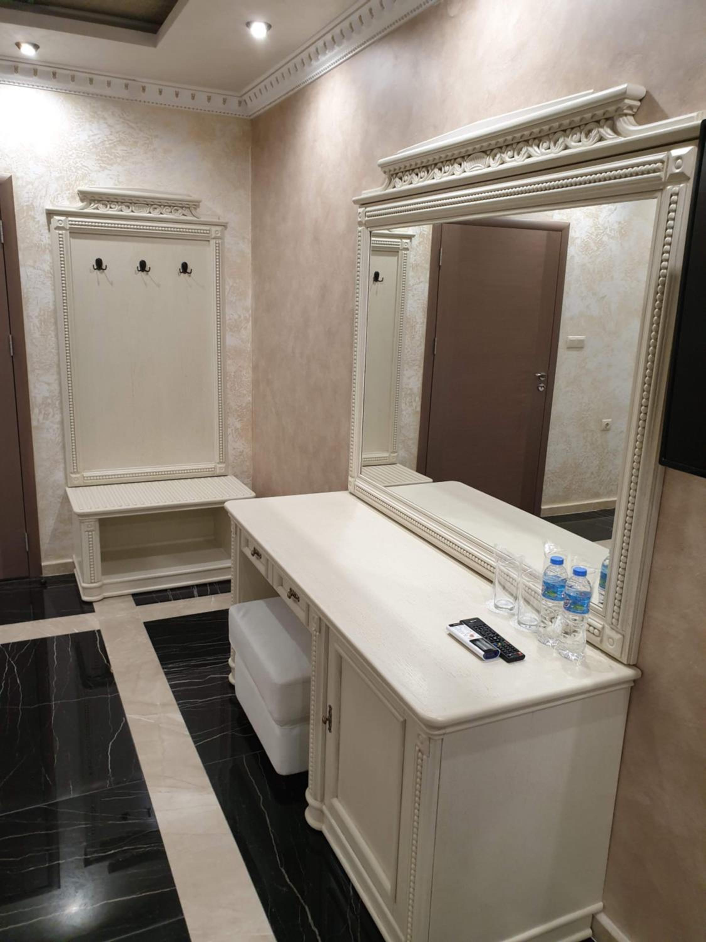Superior King Room - Photo 3