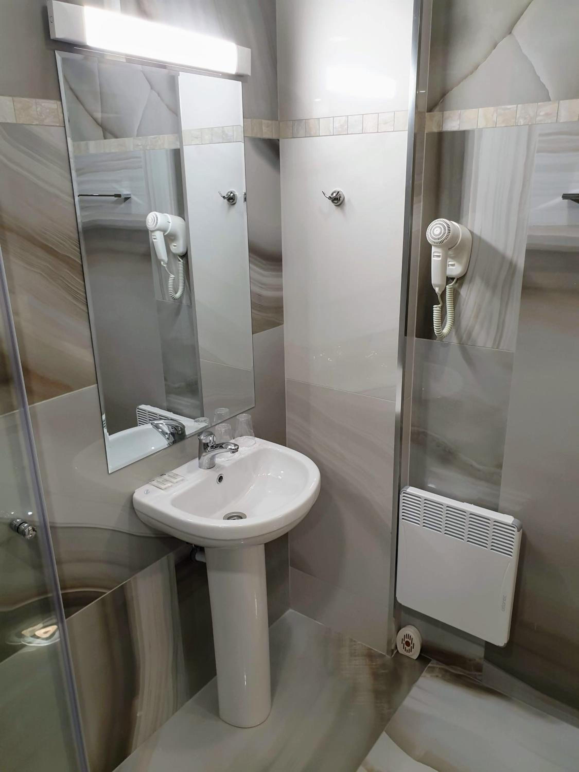 Deluxe King Room - Photo 5