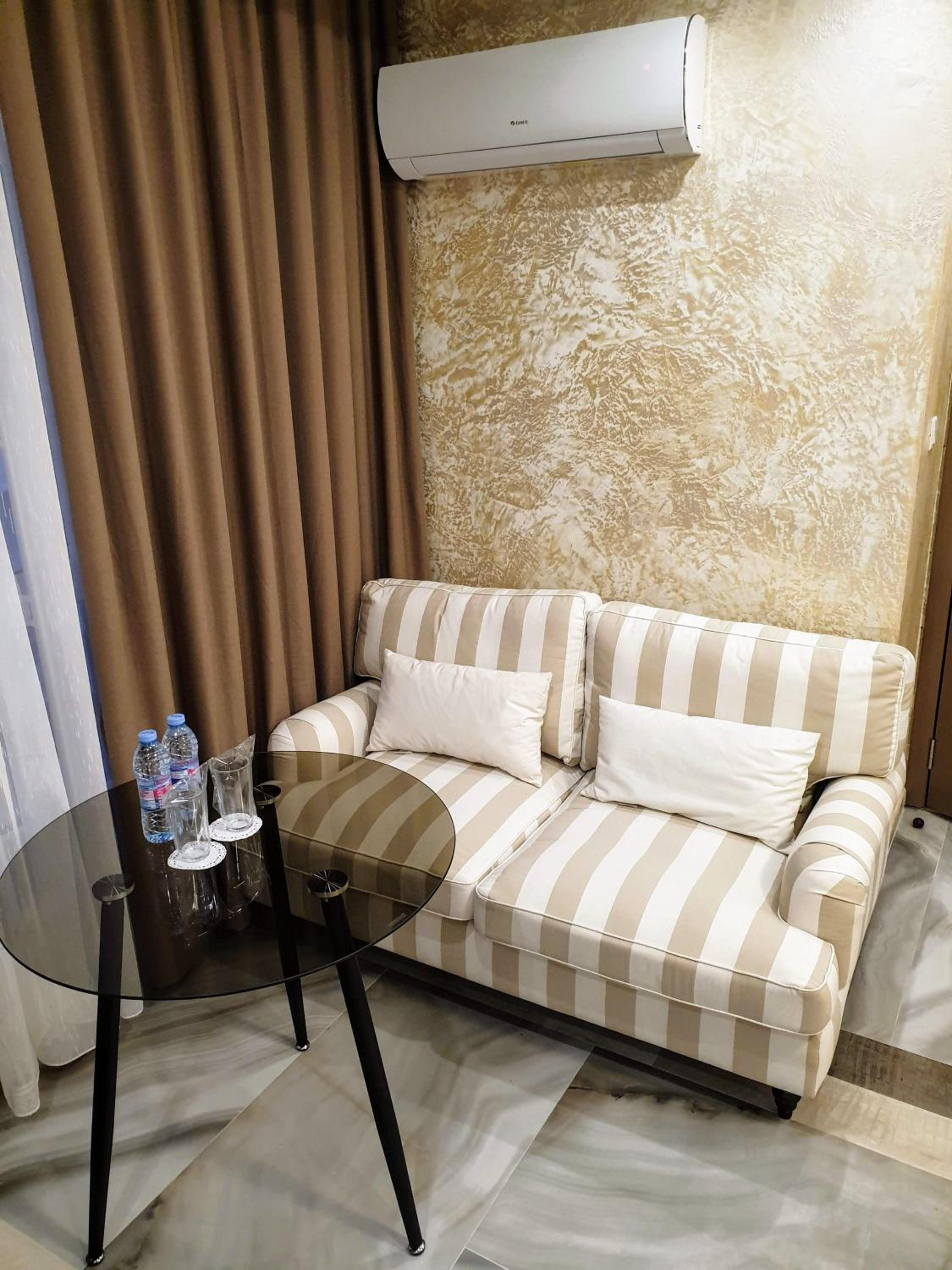 Deluxe King Room - Photo 9