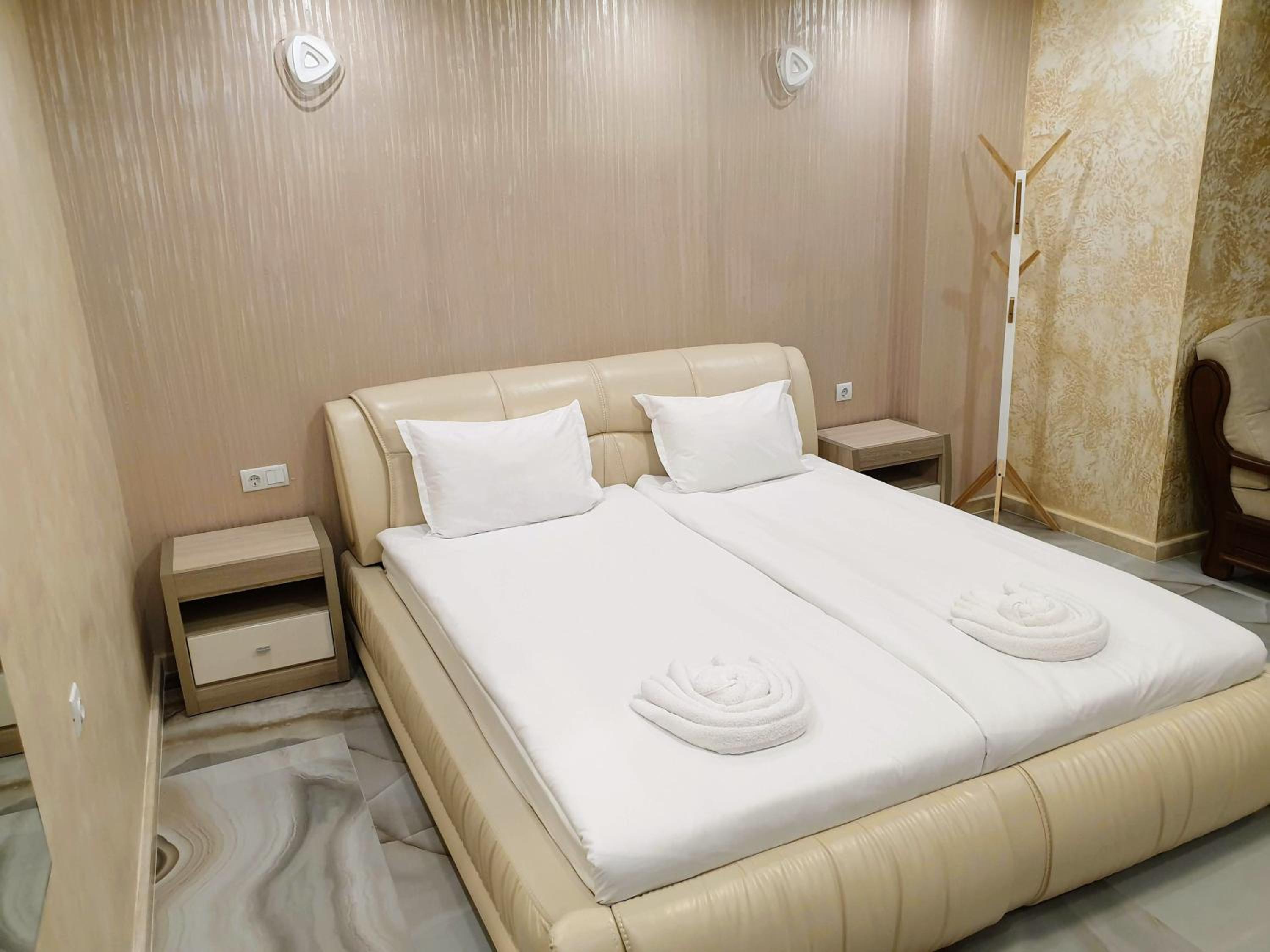 Deluxe King Room - Photo 8