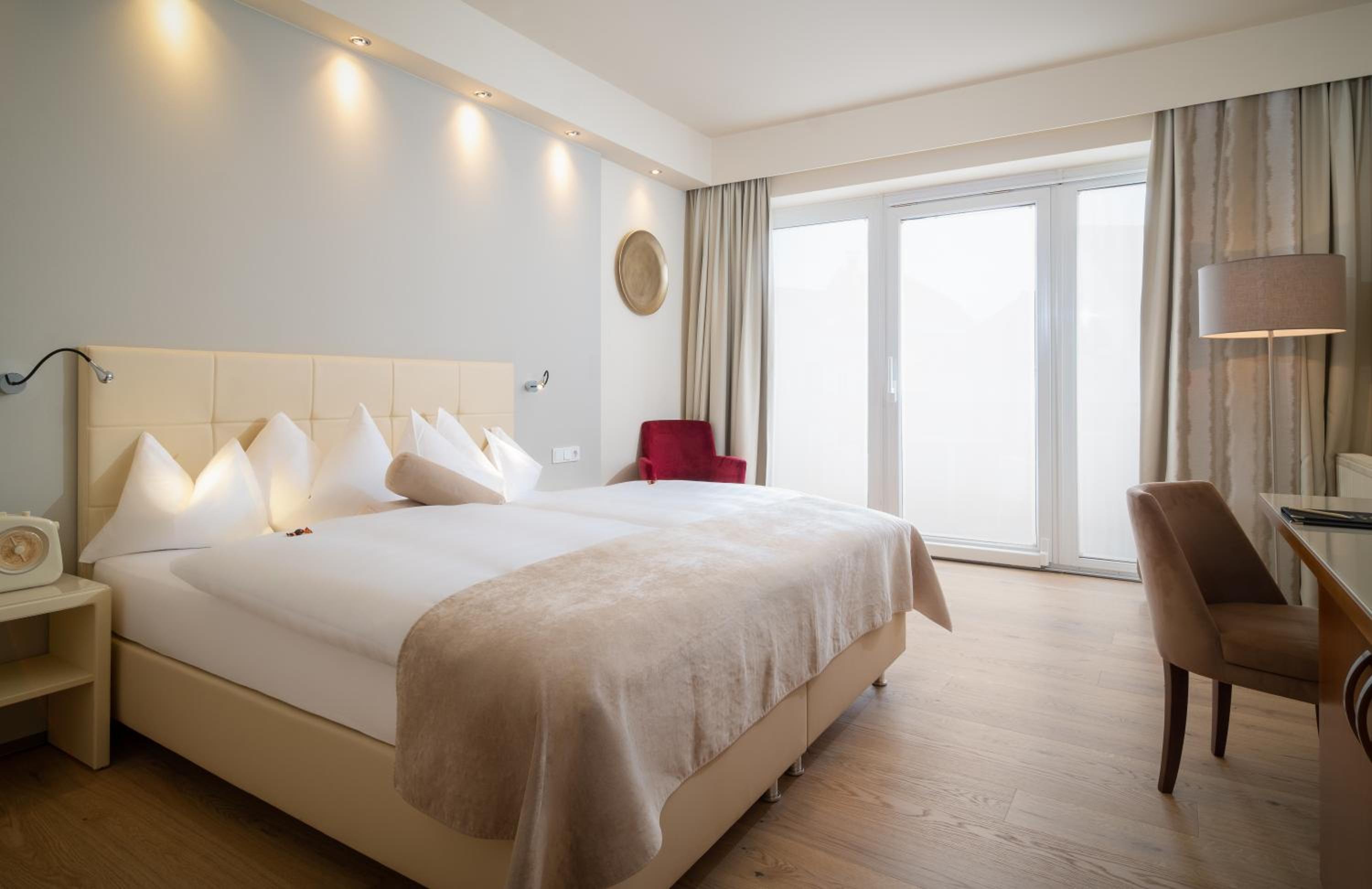 Suite - Photo 1