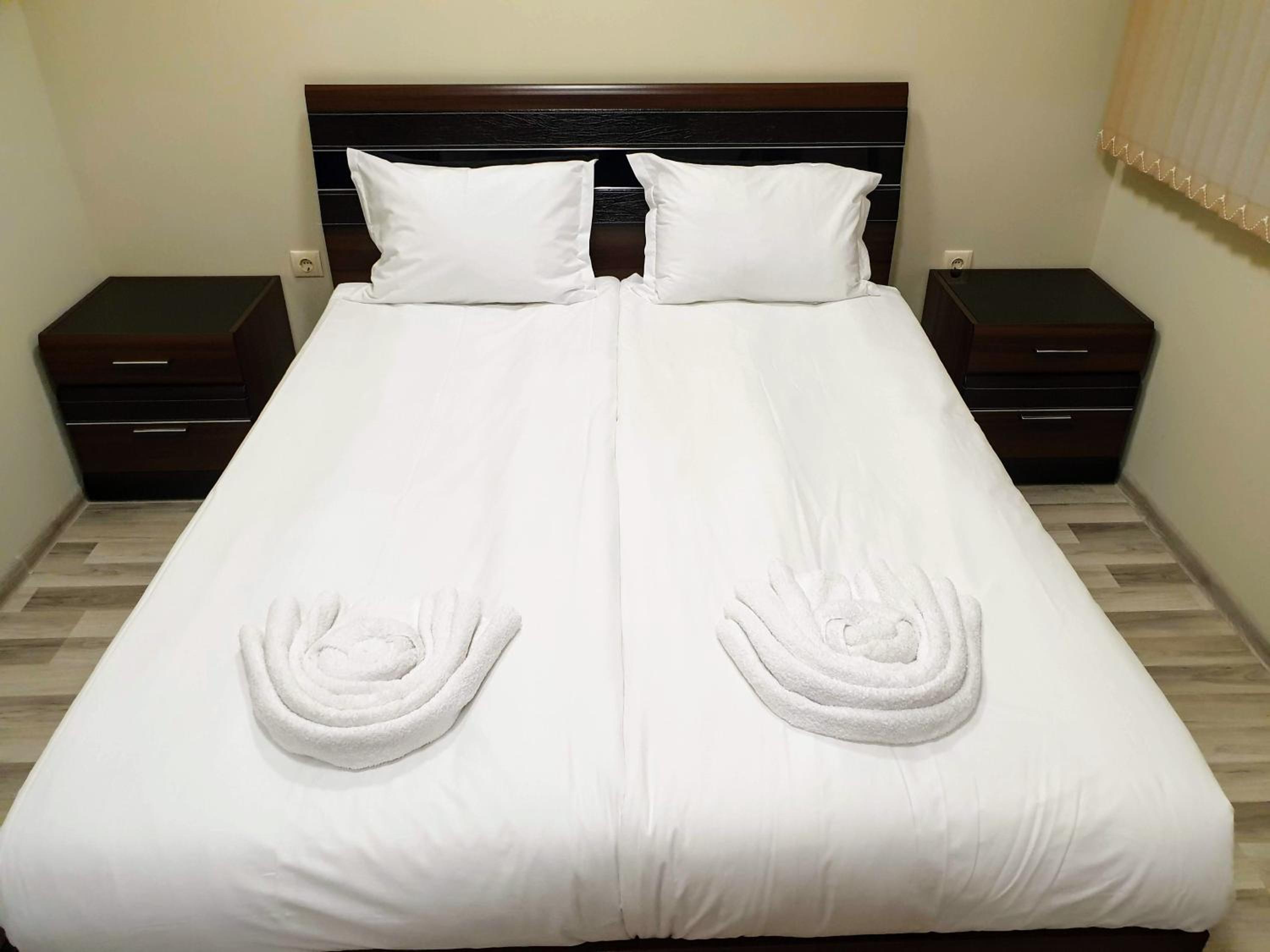 Deluxe King Room - Photo 7