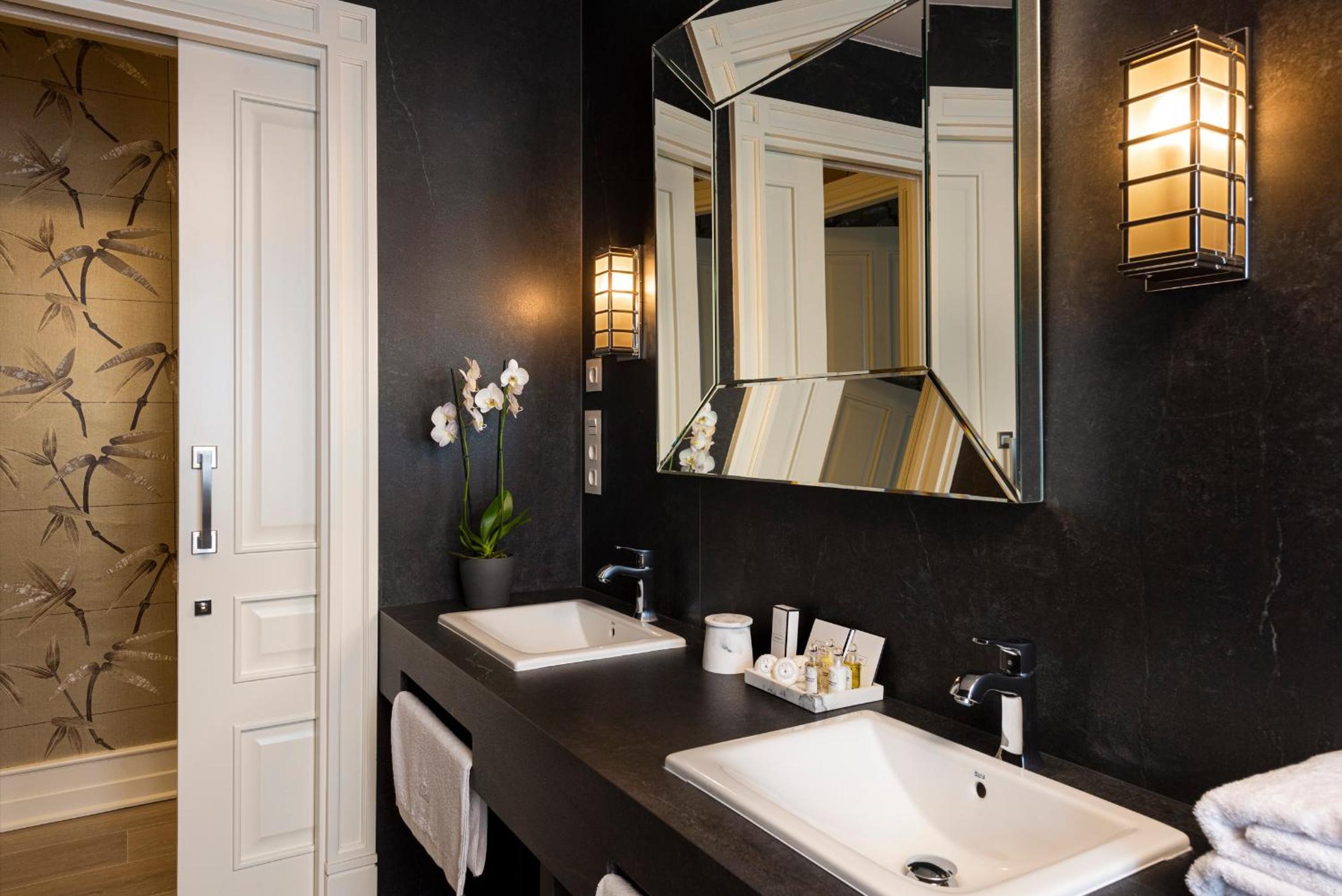 Suite - Photo 11