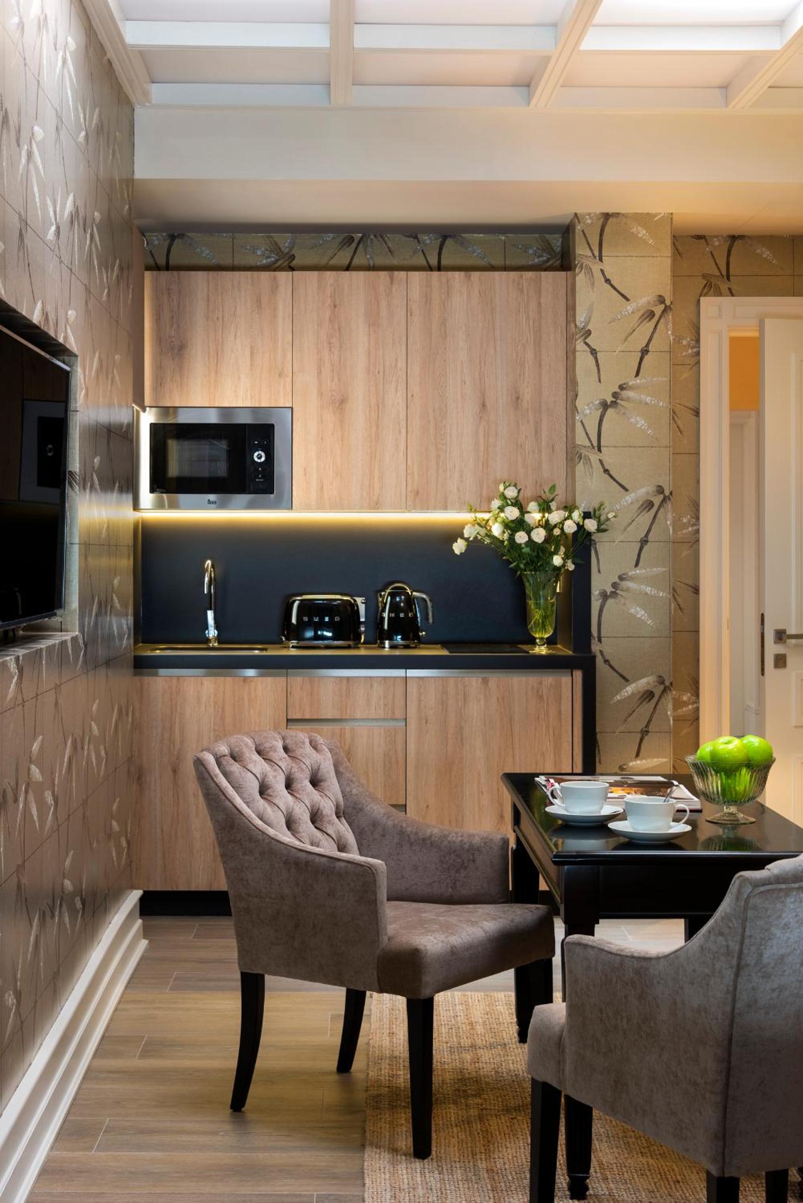 Suite - Photo 13