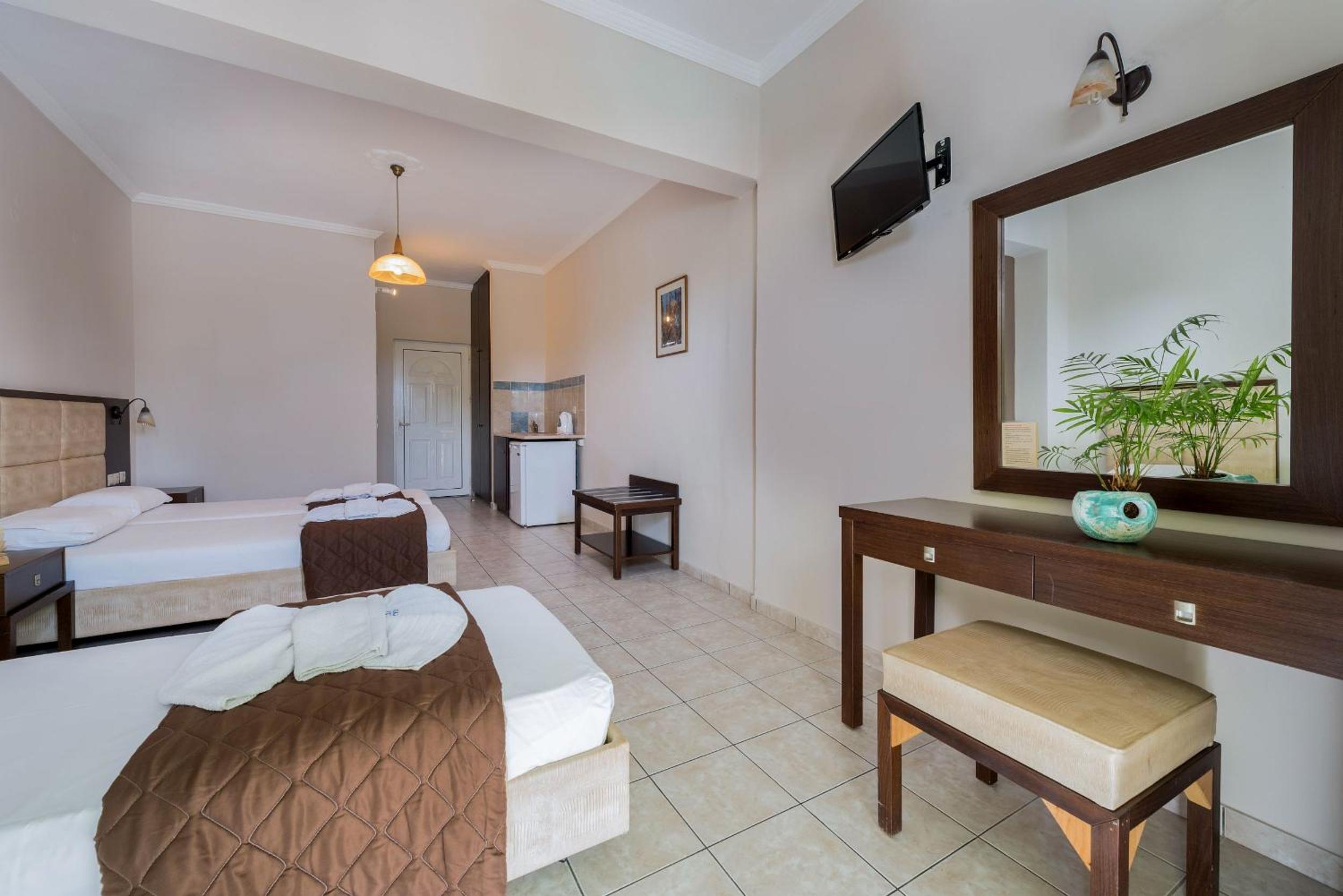 Triple Room with Pool View photo 2