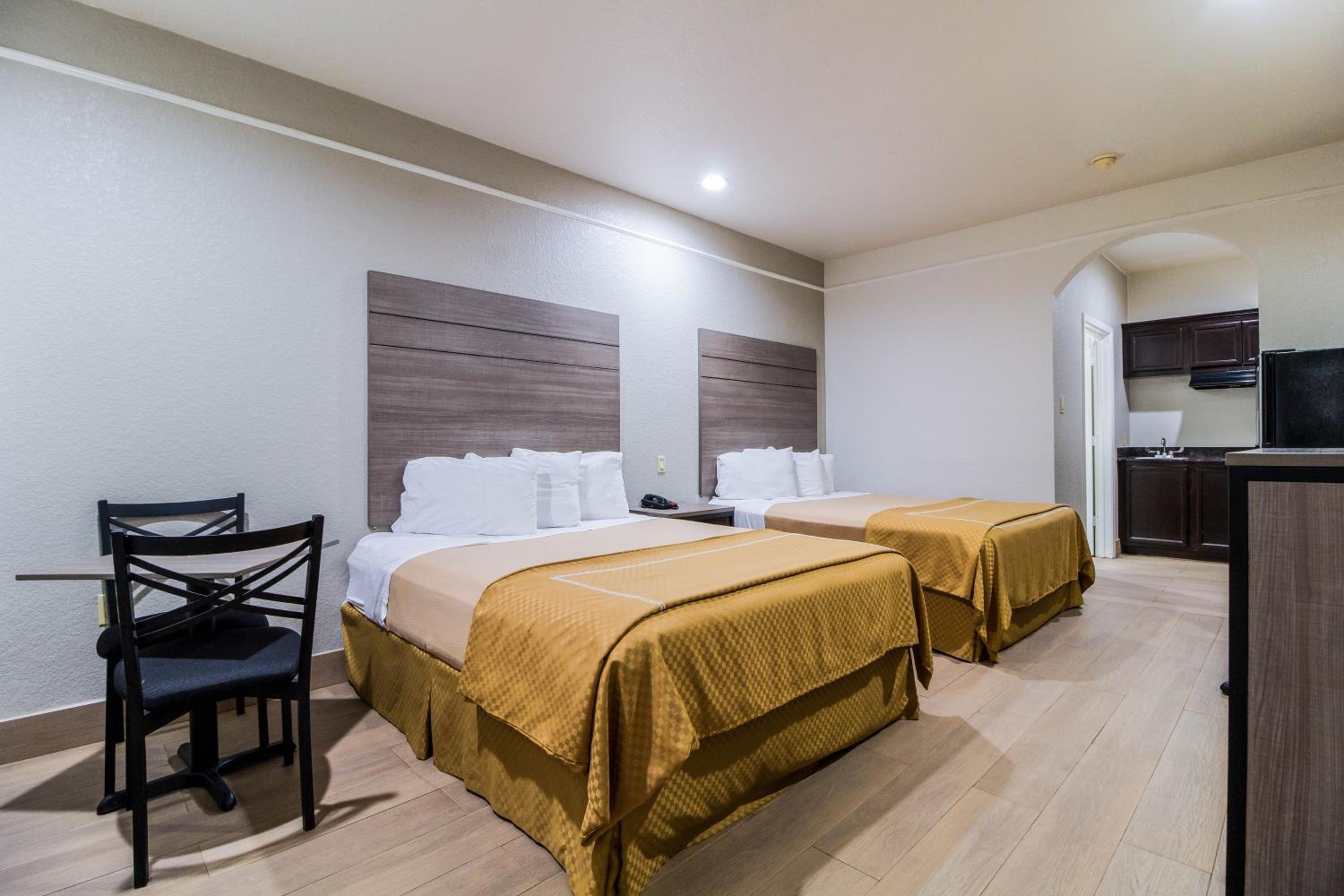 Queen Room with Two Queen Beds - Photo 1