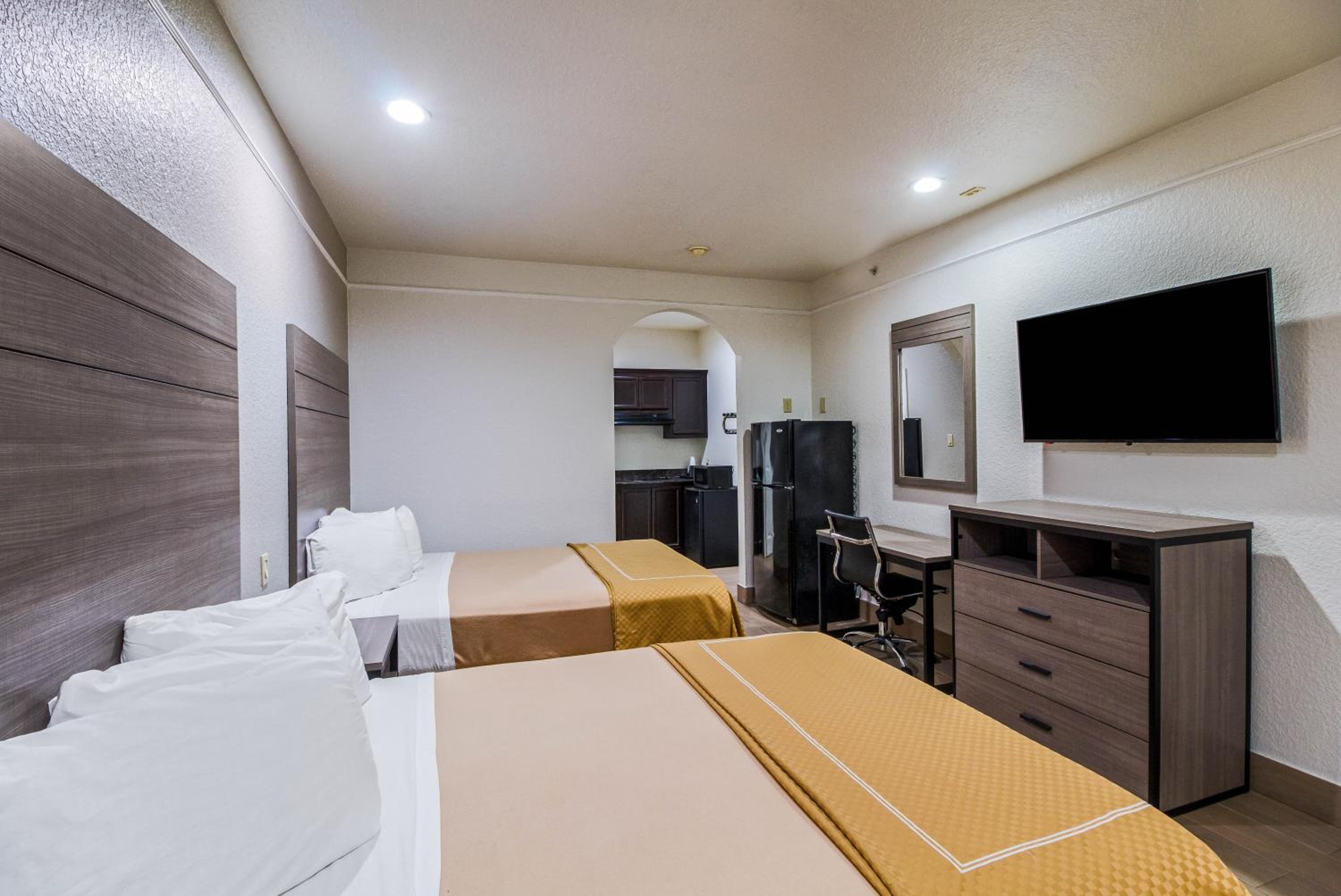 Queen Room with Two Queen Beds - Photo 2