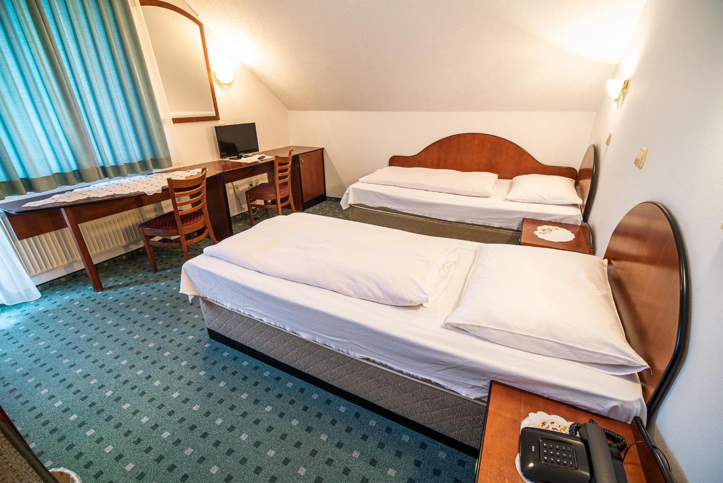 Twin Room with Balcony - Photo 7