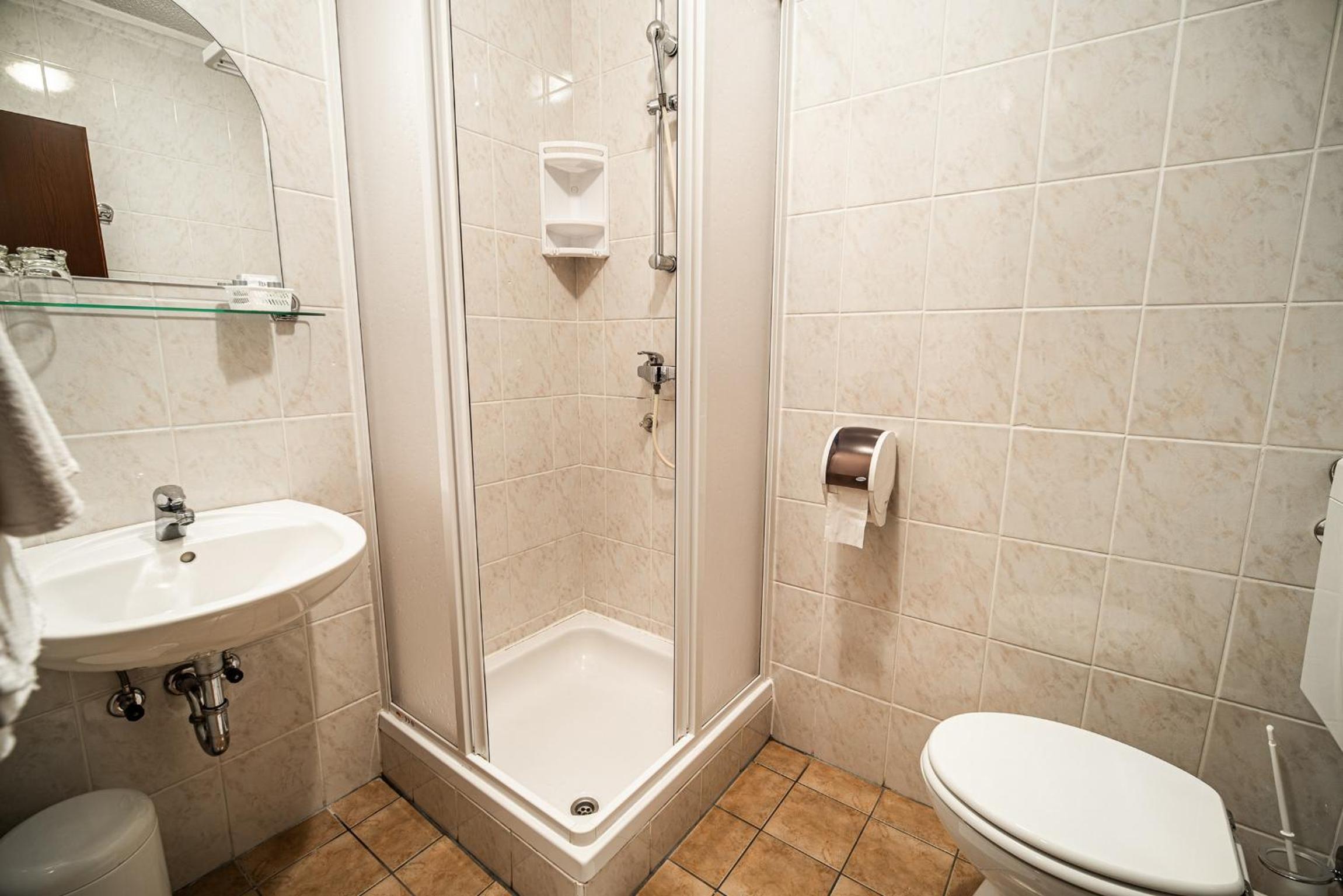 Twin Room with Balcony - Photo 9
