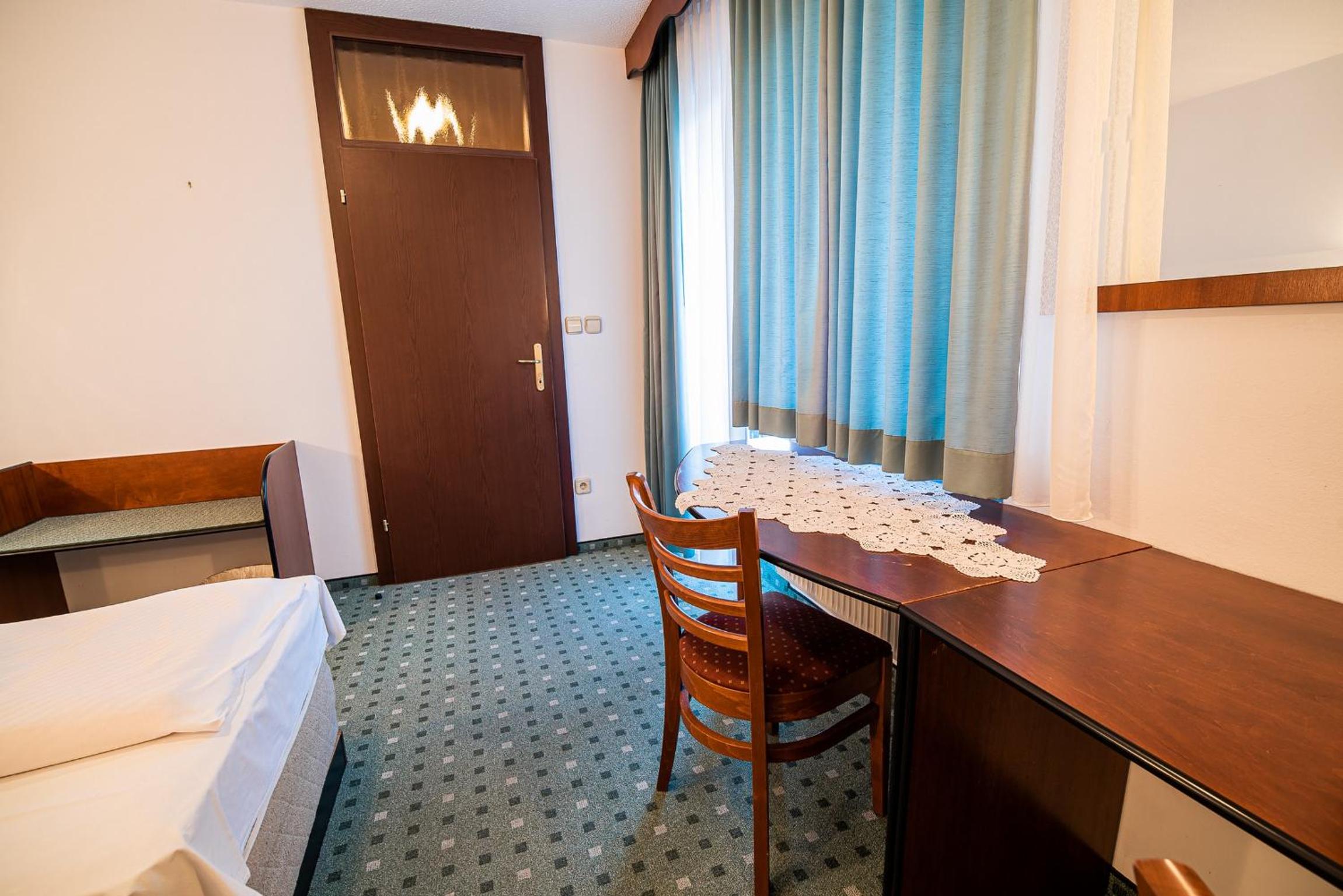 Twin Room with Balcony - Photo 17