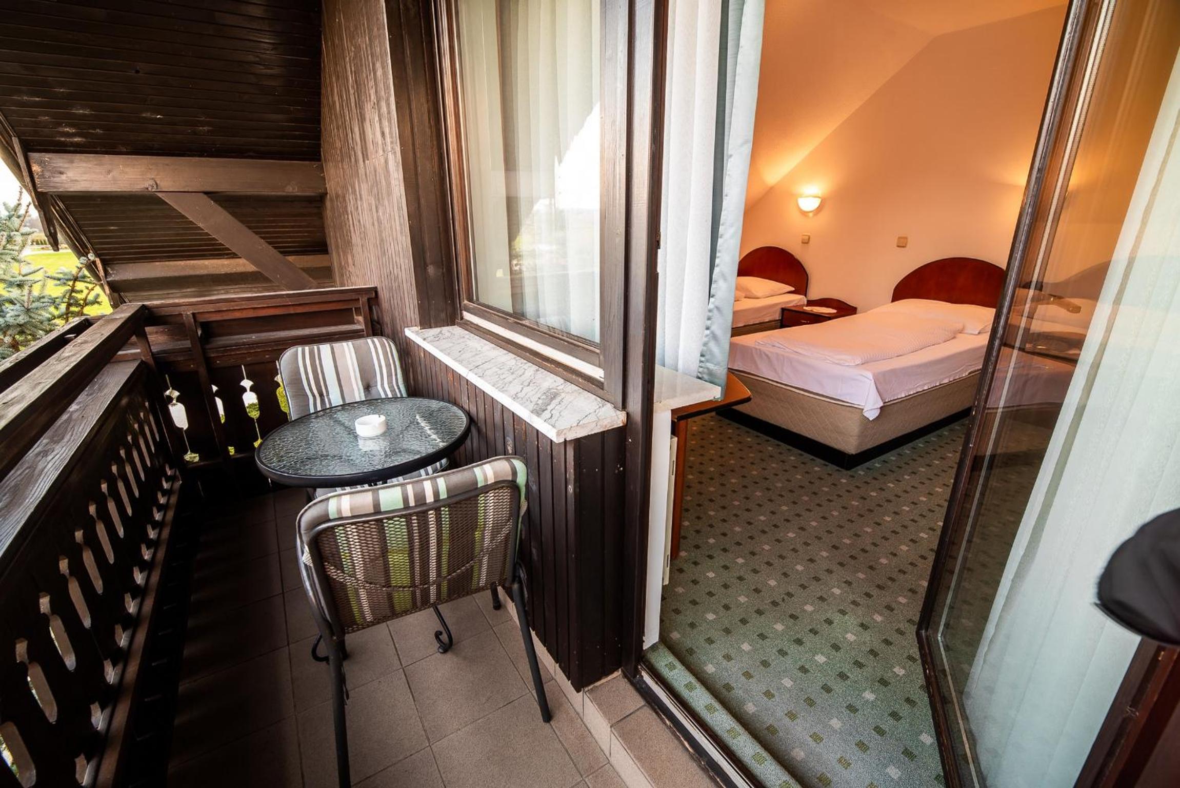 Twin Room with Balcony - Photo 8