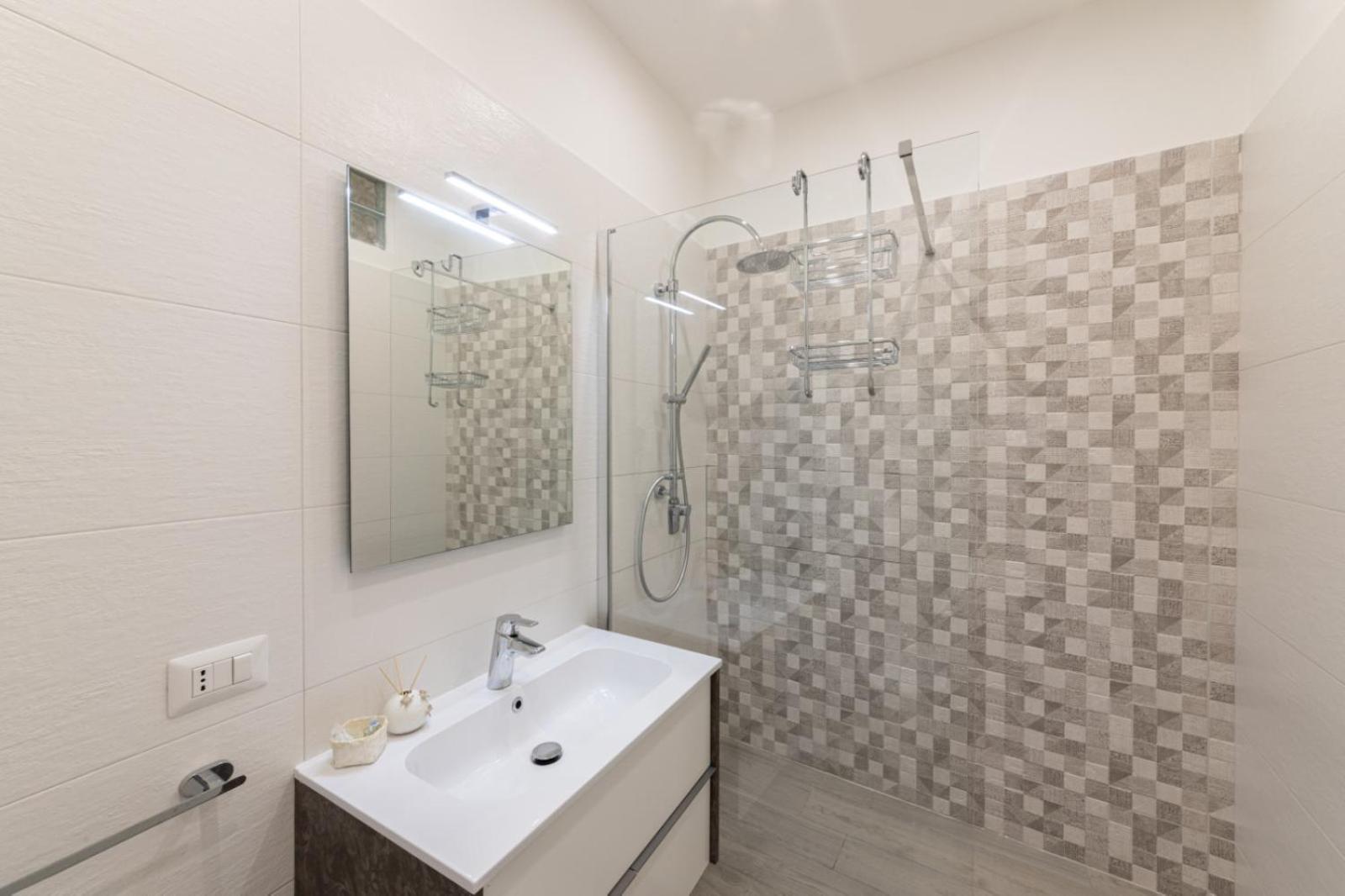 Double Room with Private Bathroom - Photo 3