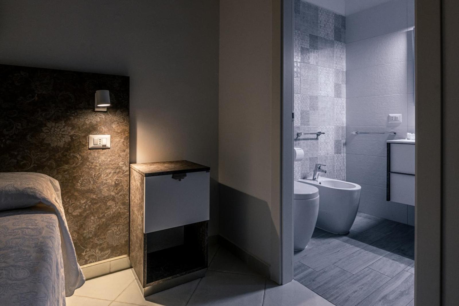 Double Room with Private Bathroom - Photo 2