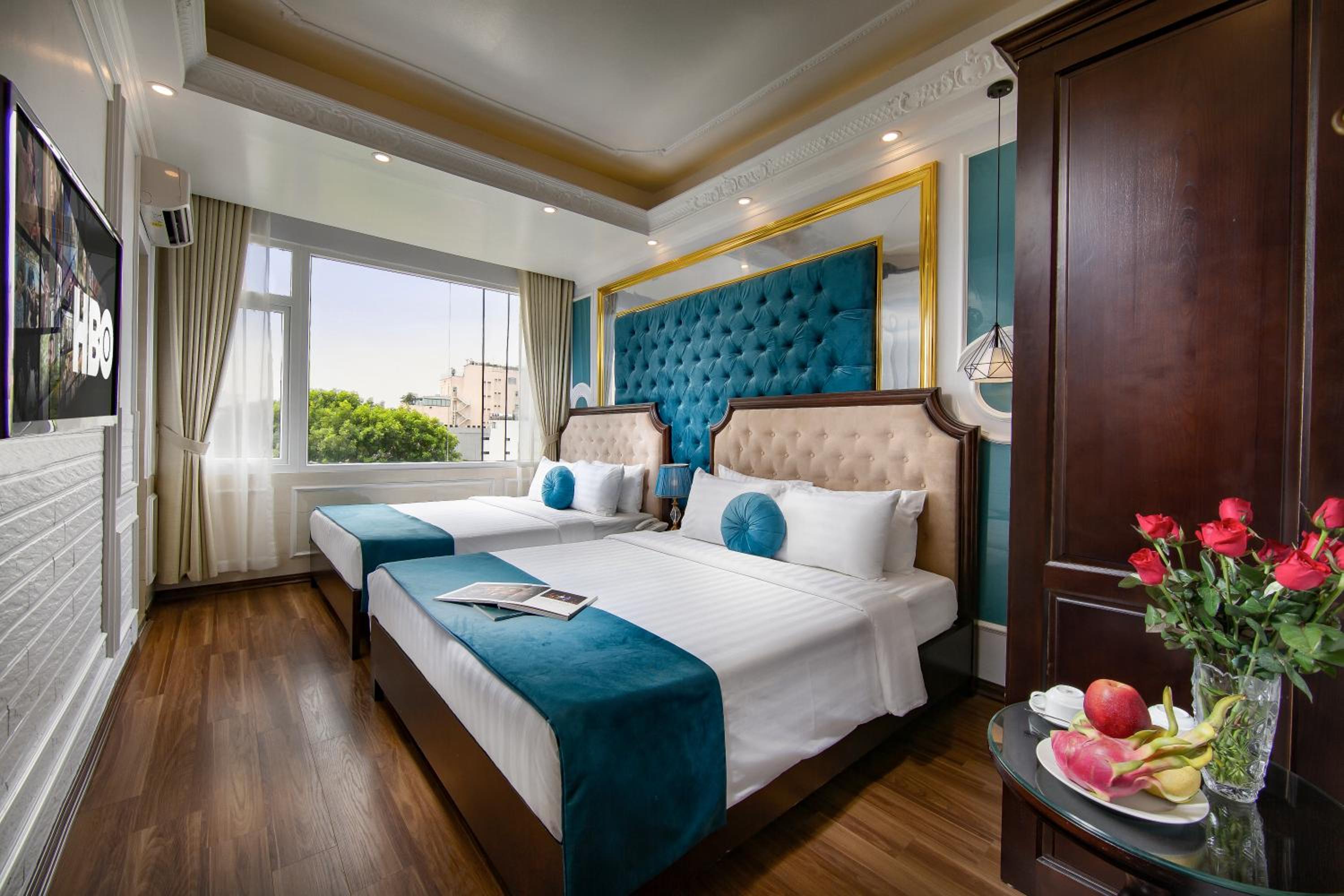 Deluxe Family Room with Large Window photo 1
