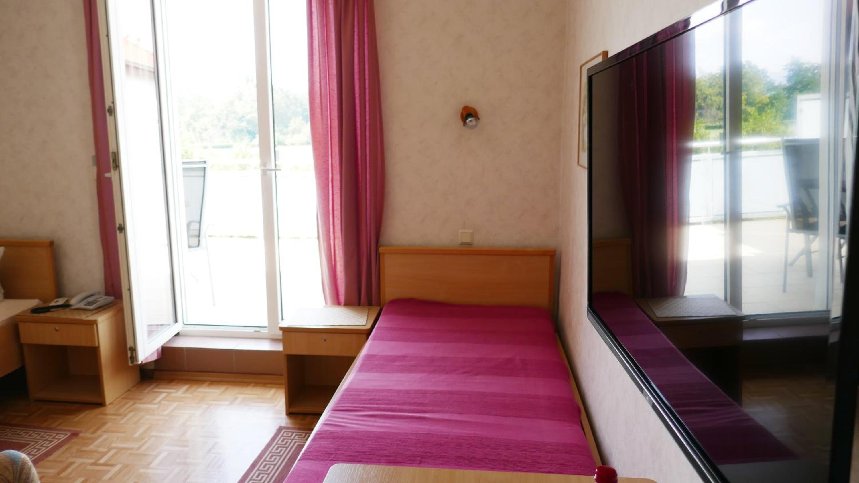 Deluxe Single Room with Balcony photo 2