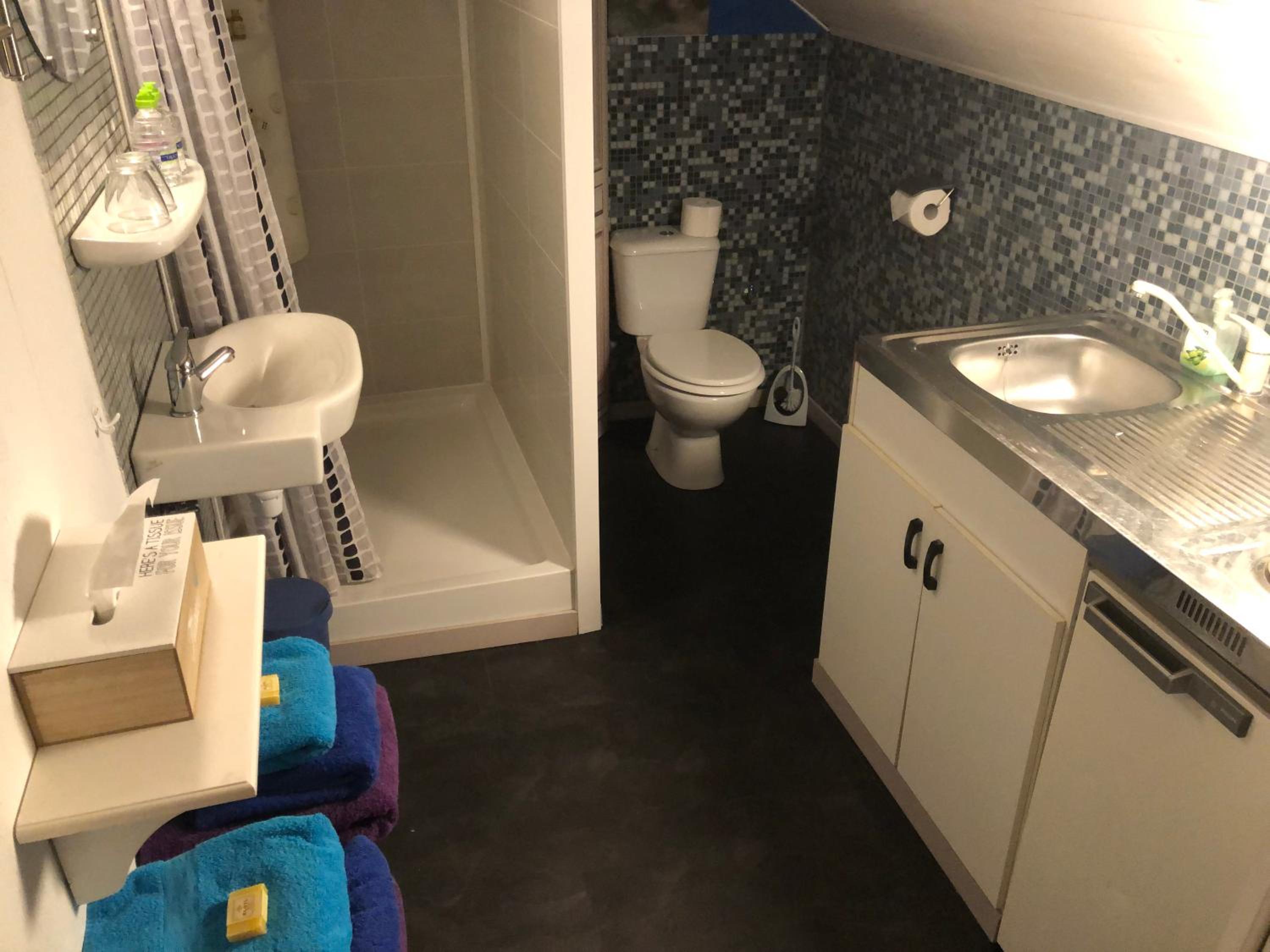 Double Room with Shower photo 2