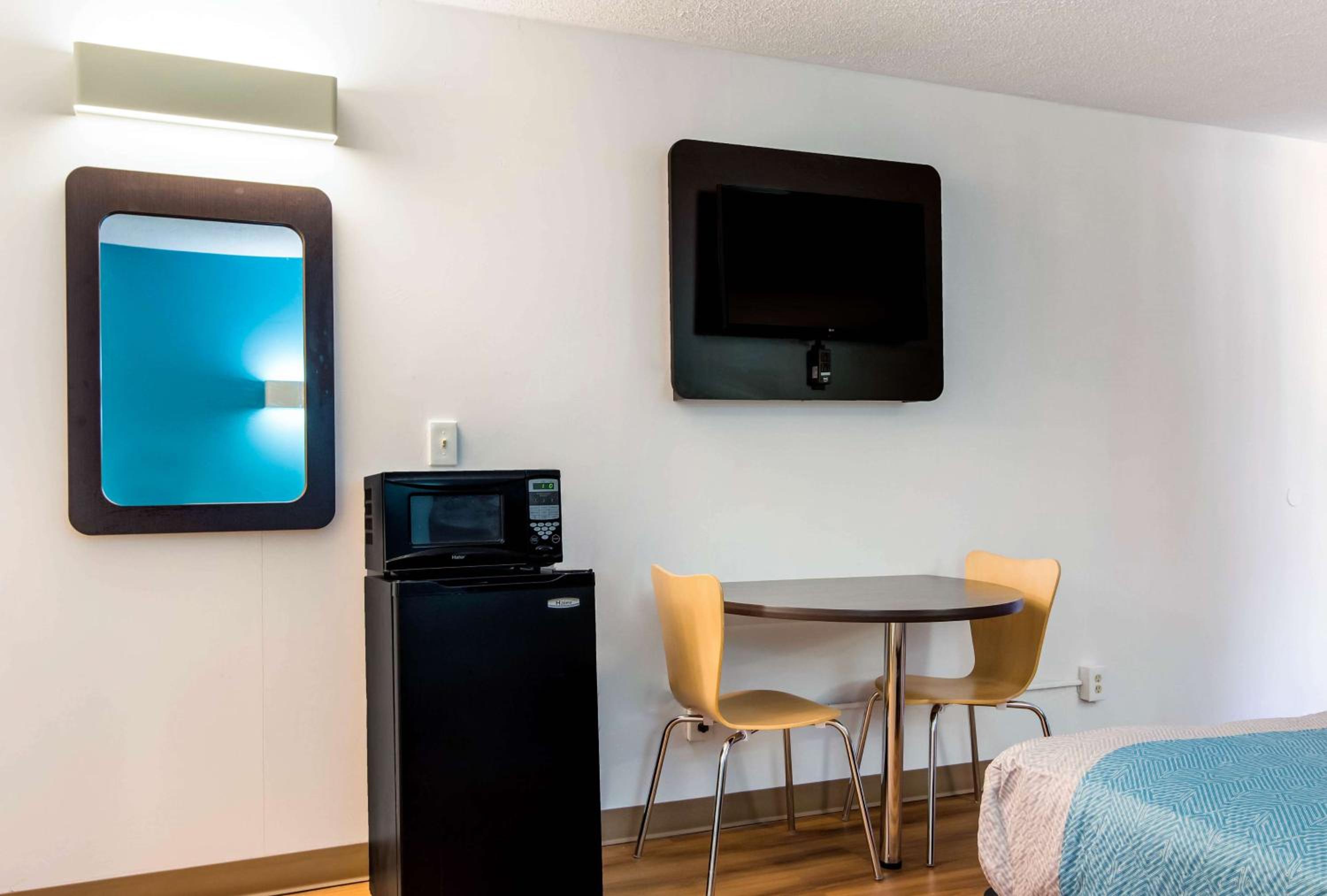 Deluxe King Room - Non-Smoking - Photo 3
