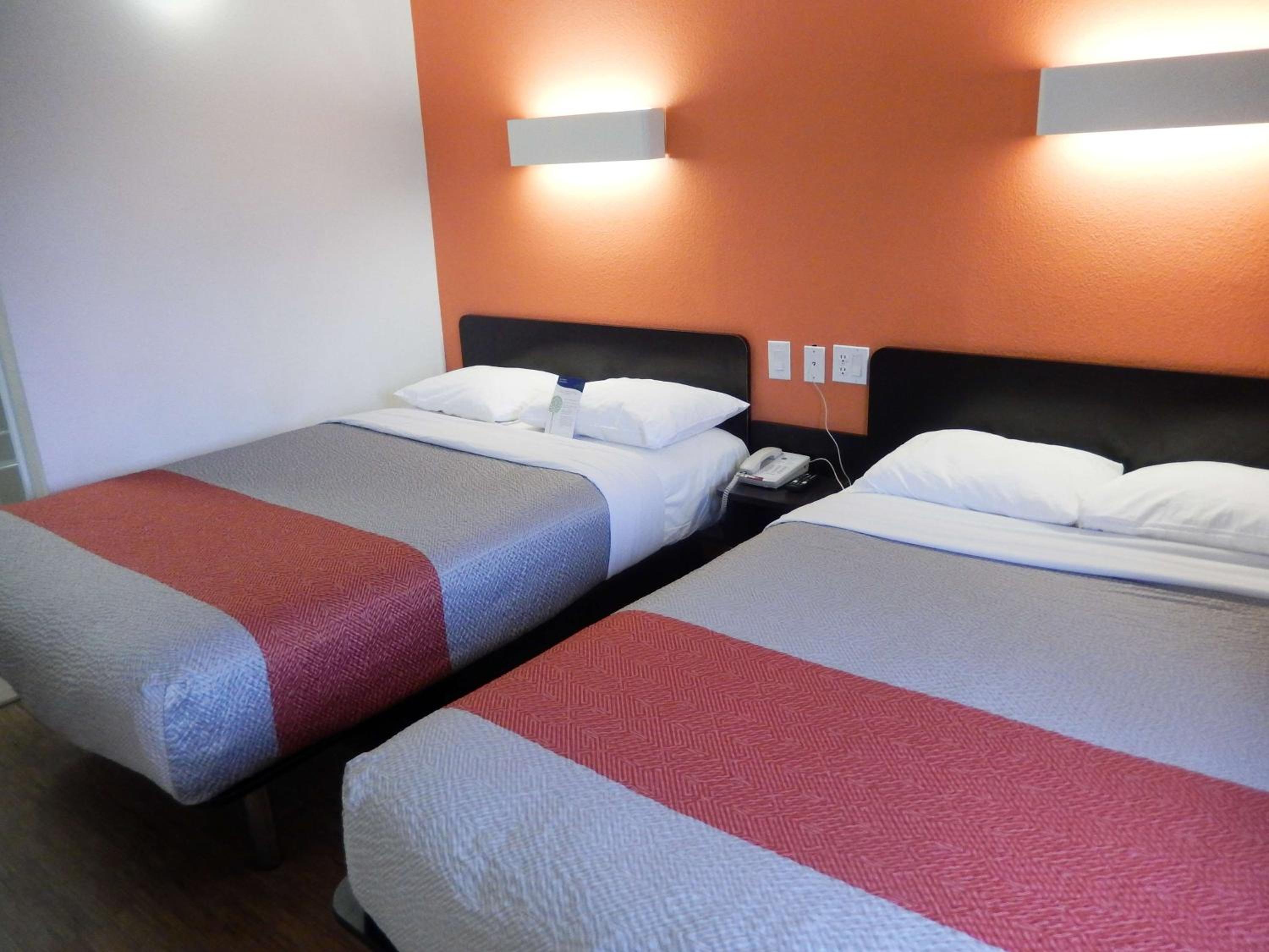 Deluxe Quadruple Room - Smoking - Photo 4