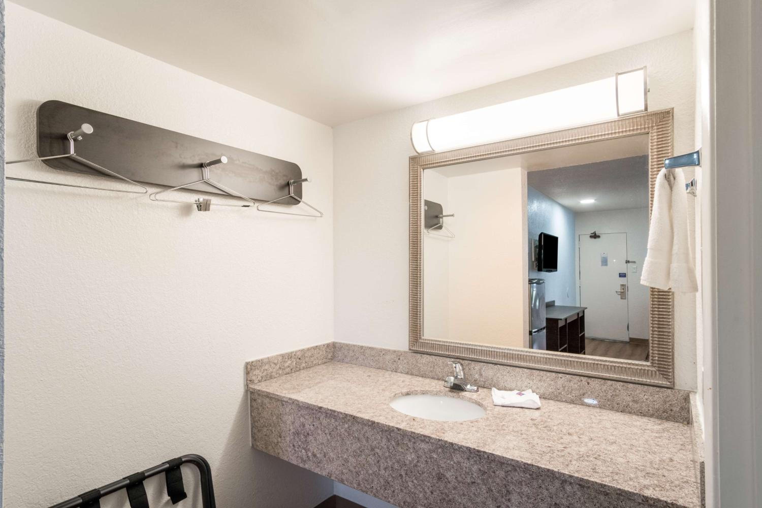 Deluxe King Room - Non-Smoking photo 2