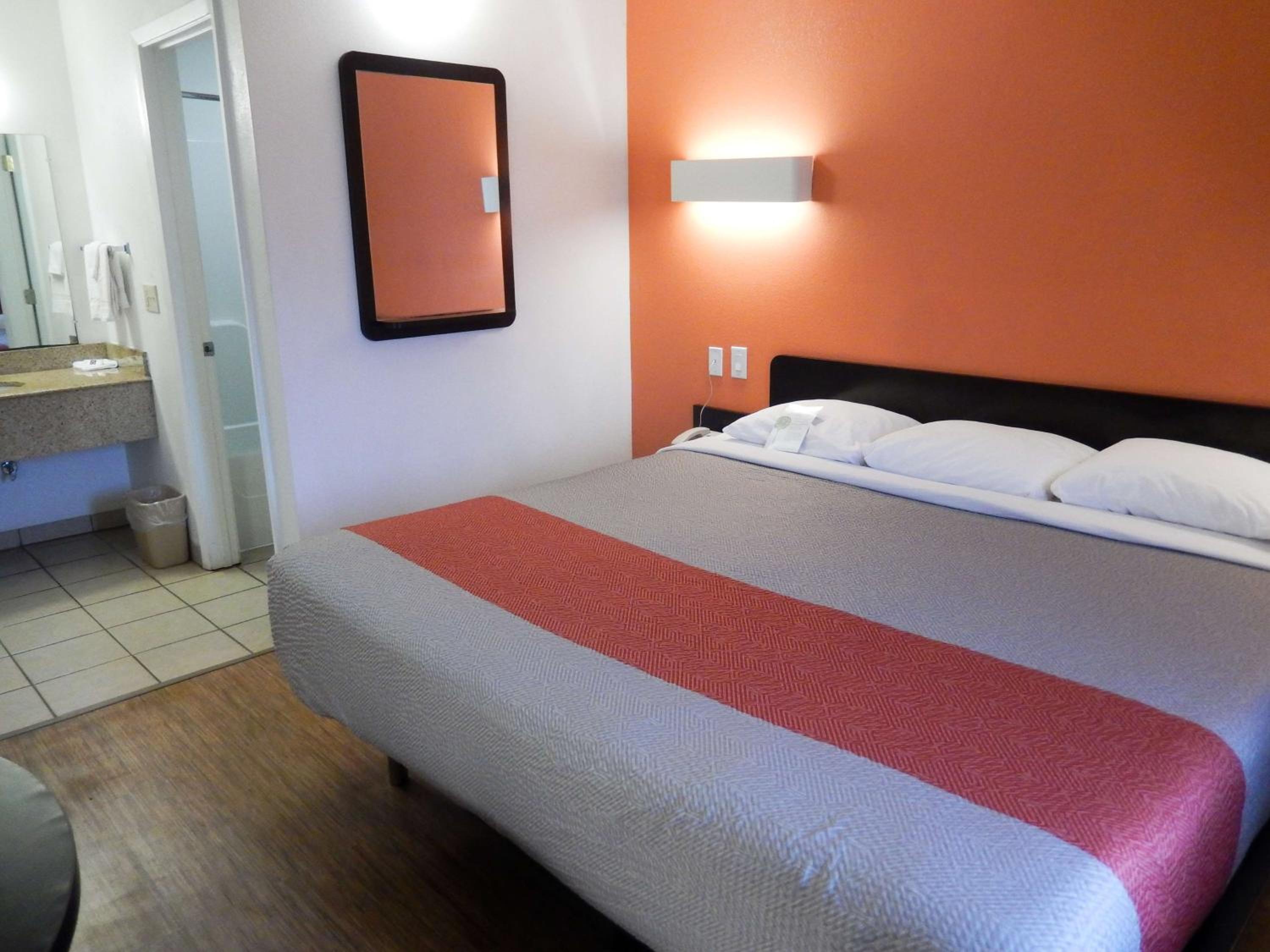 Deluxe King Room - Smoking - Photo 3