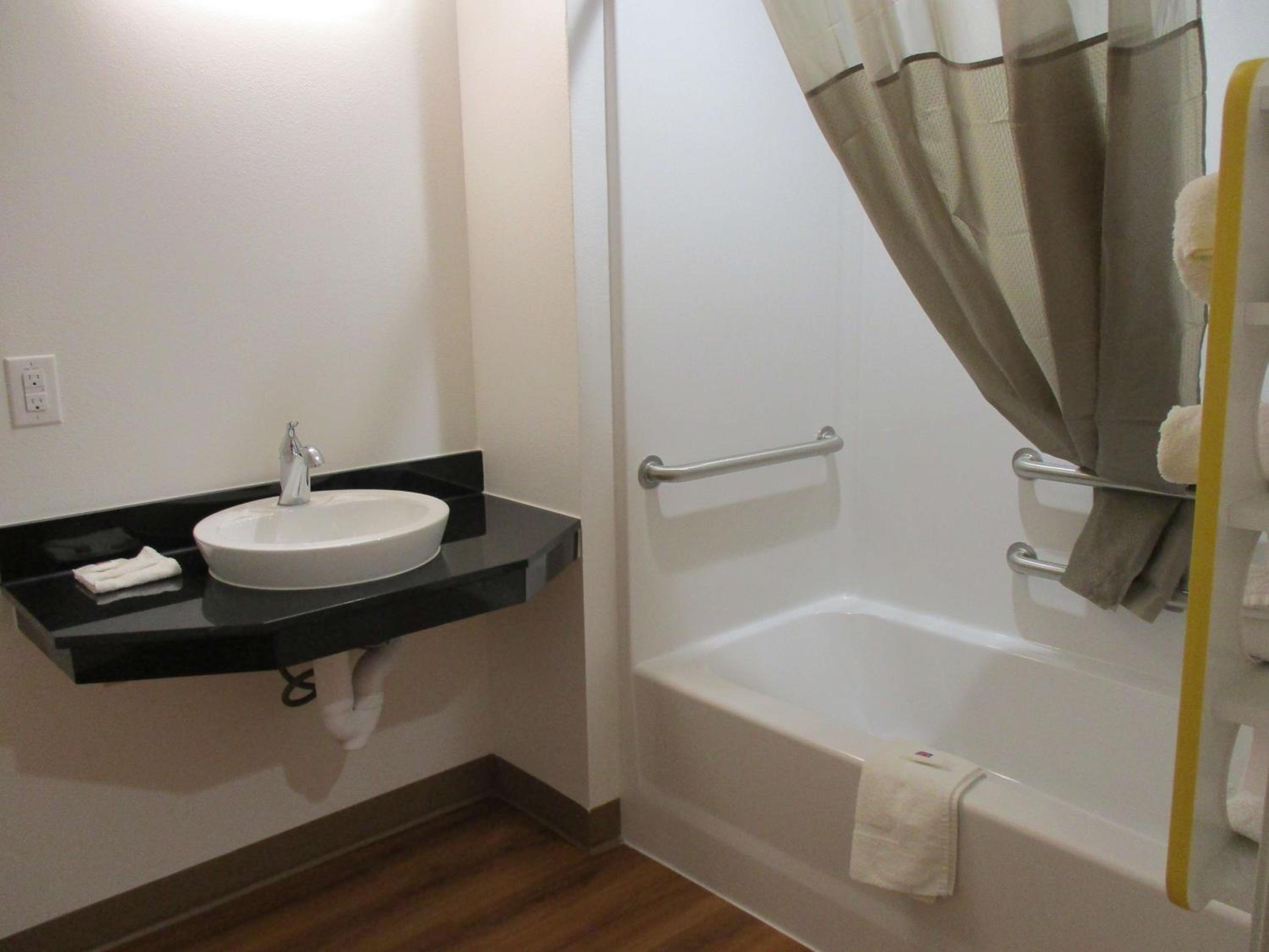 Queen Room - Disability Access - Non-Smoking photo 2