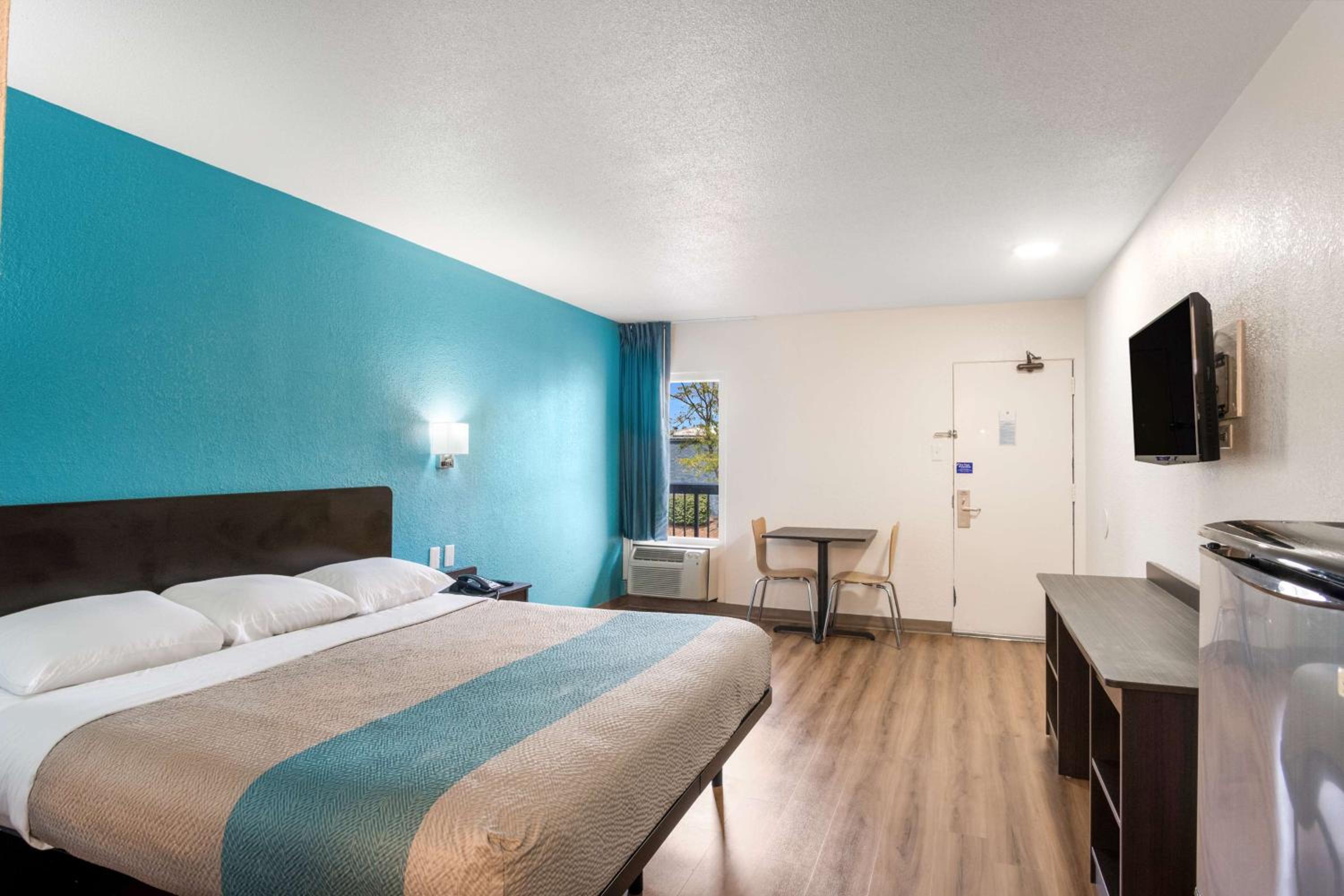 Deluxe King Room - Non-Smoking photo 1