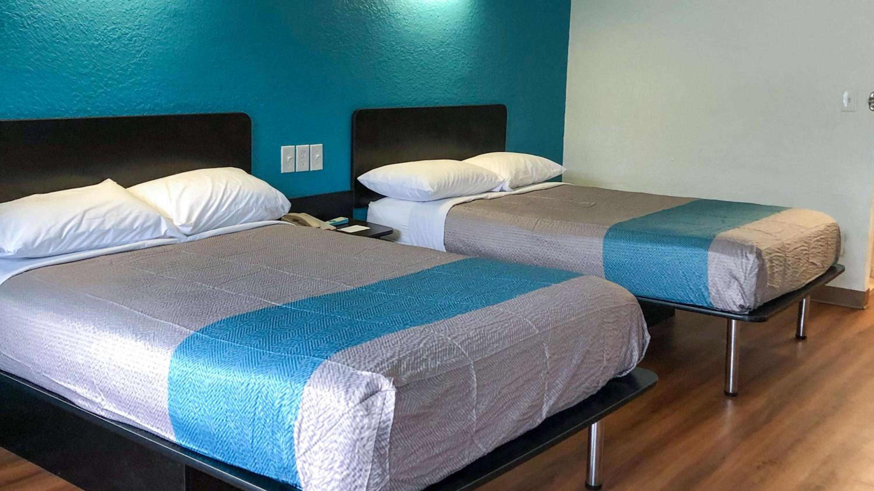 Quadruple Room - Non-Smoking - Photo 2