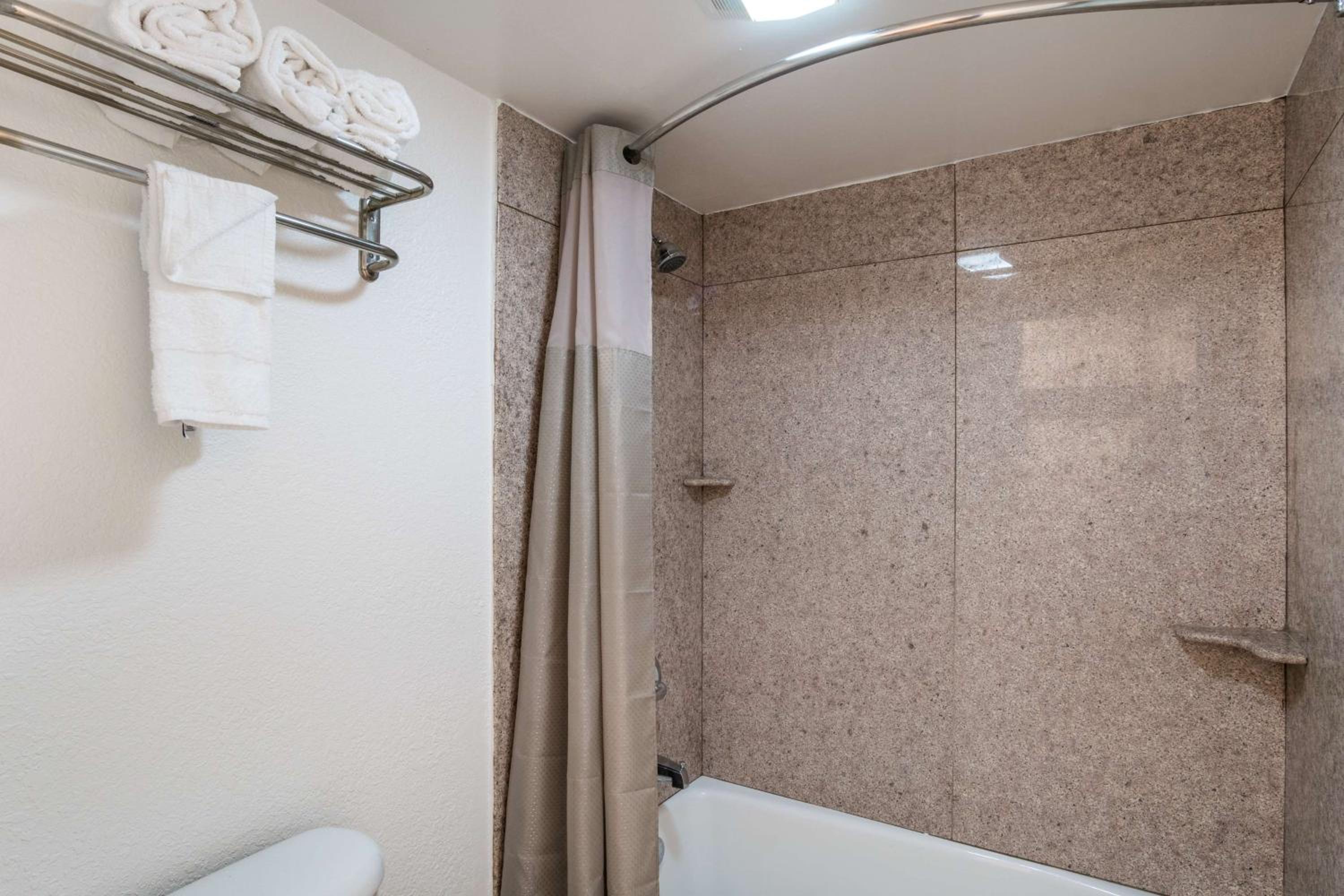 Quadruple Room - Disability Access - Roll in Shower photo 2
