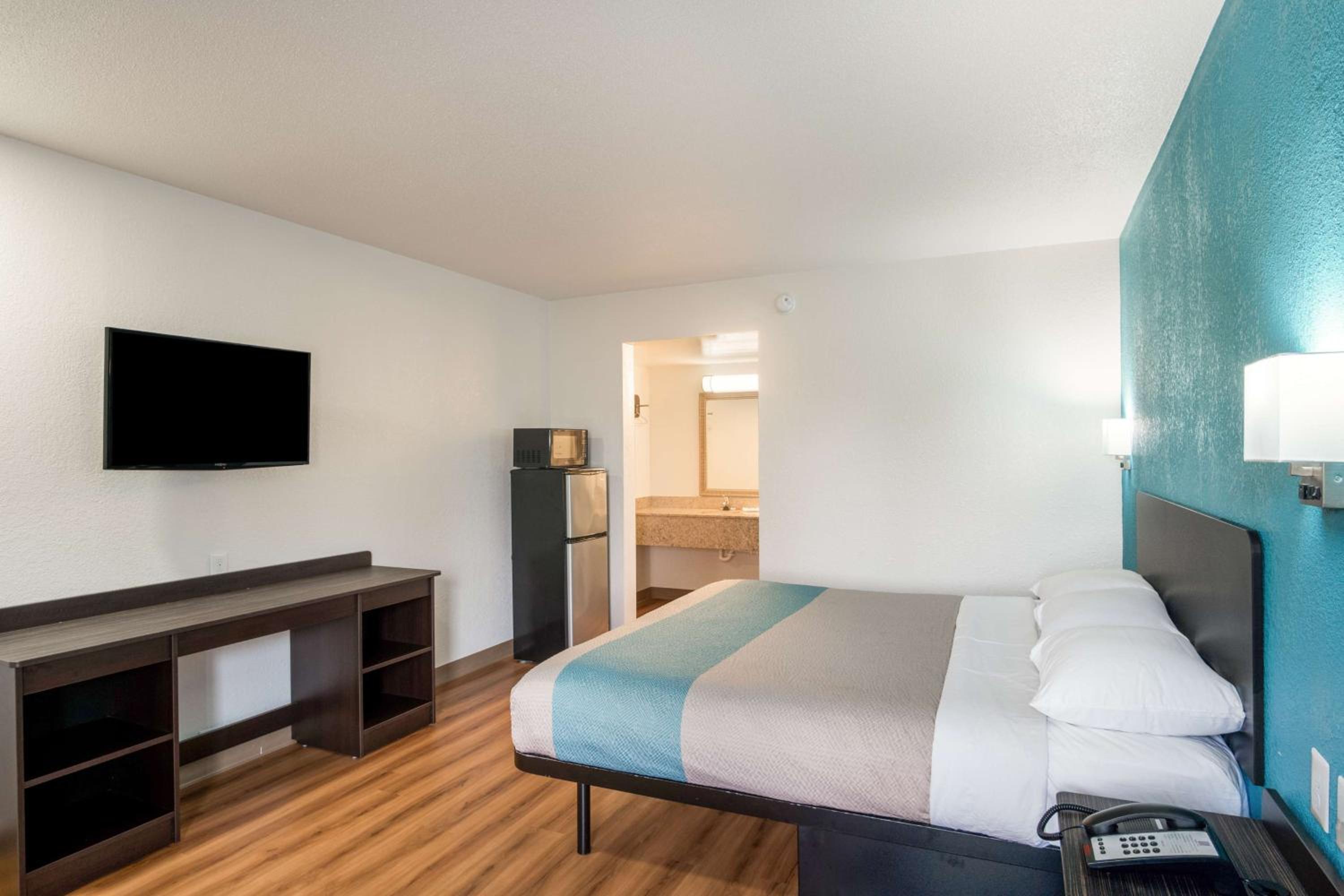 King Room with Roll-in Shower - Disability Access - Non-Smoking photo 2