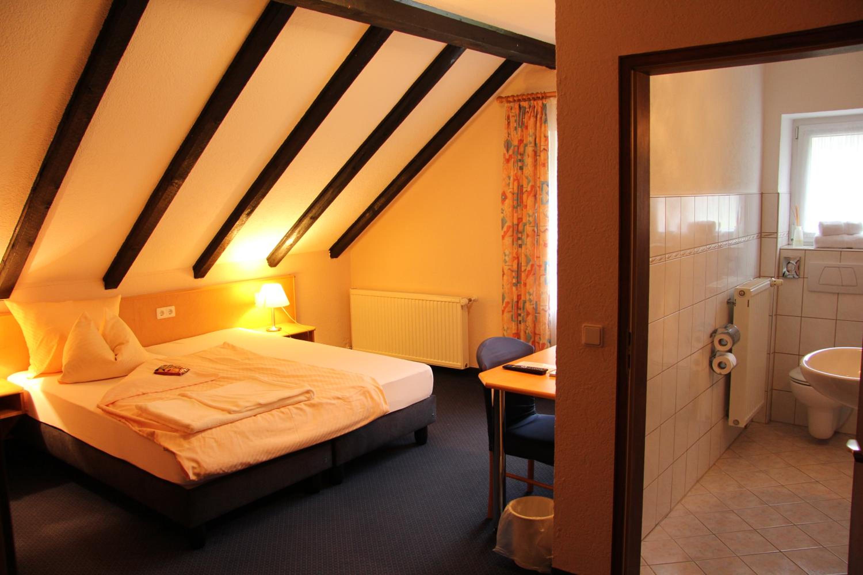 Single Room with Bathroom photo 2