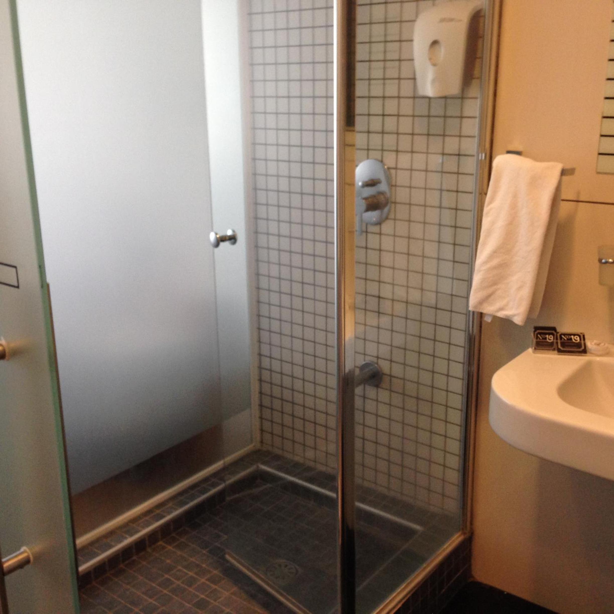 Standard Twin Room - Photo 4