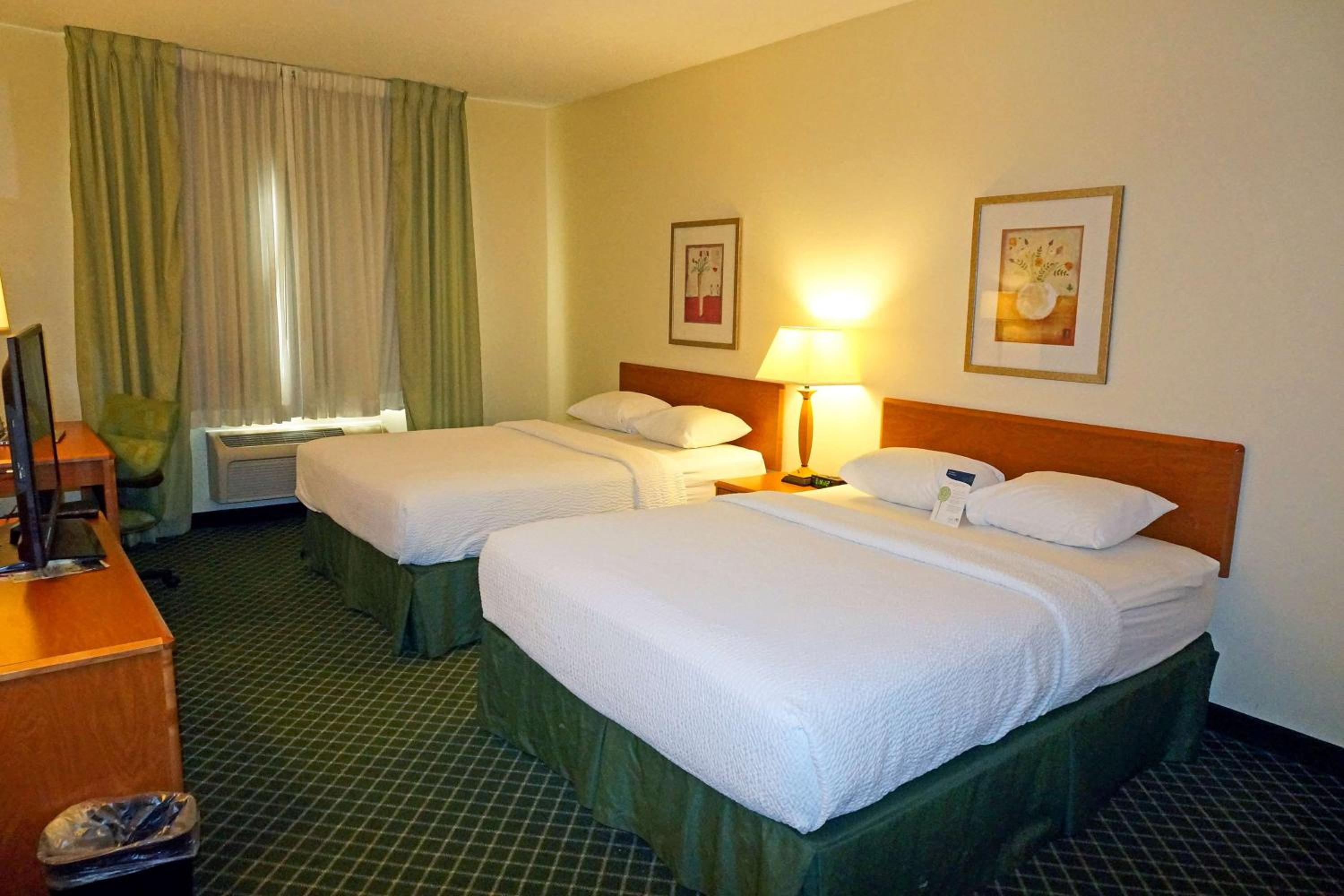 Queen Room with Two Queen Beds - Non-Smoking - Photo 2