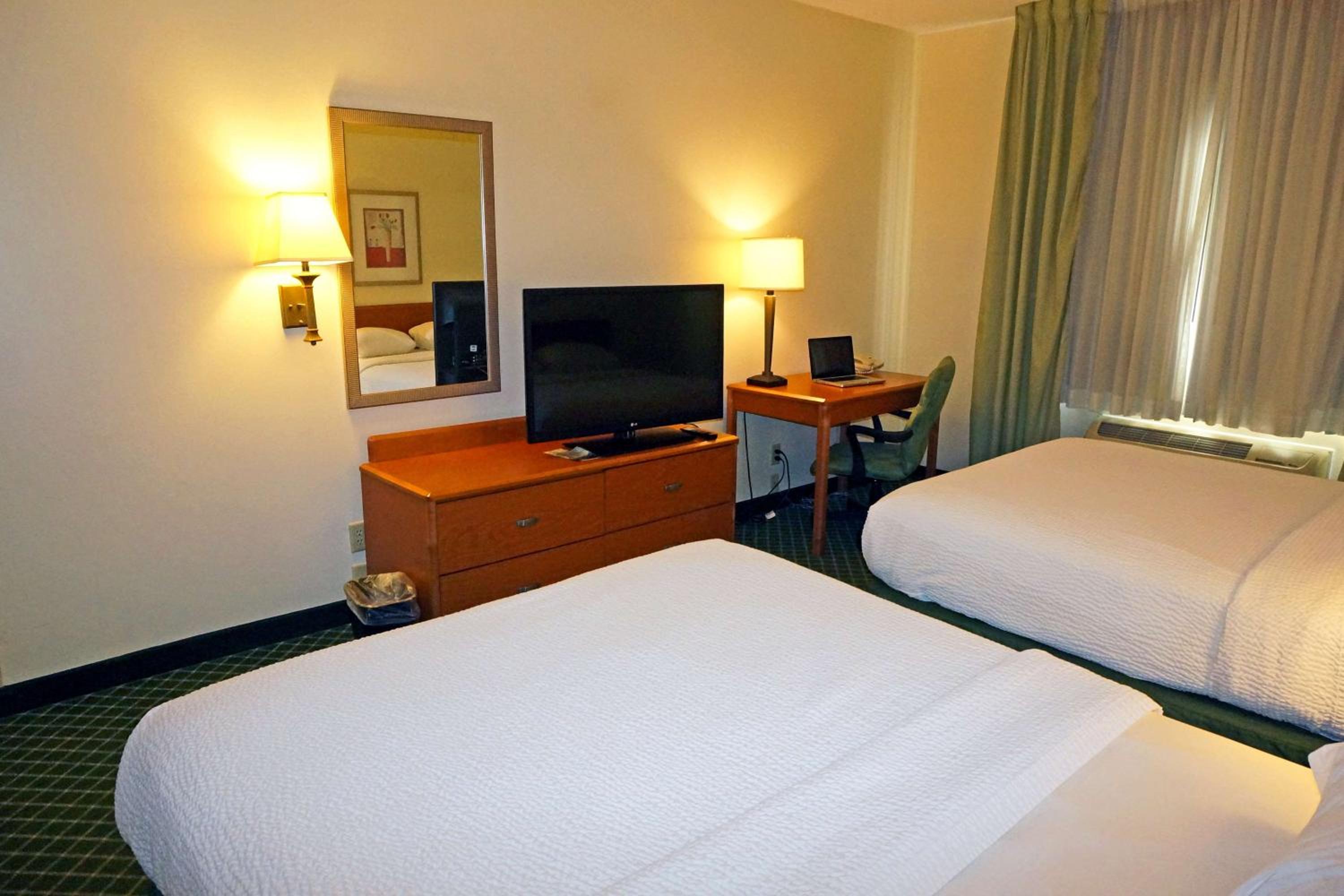 Queen Room with Two Queen Beds - Non-Smoking - Photo 3
