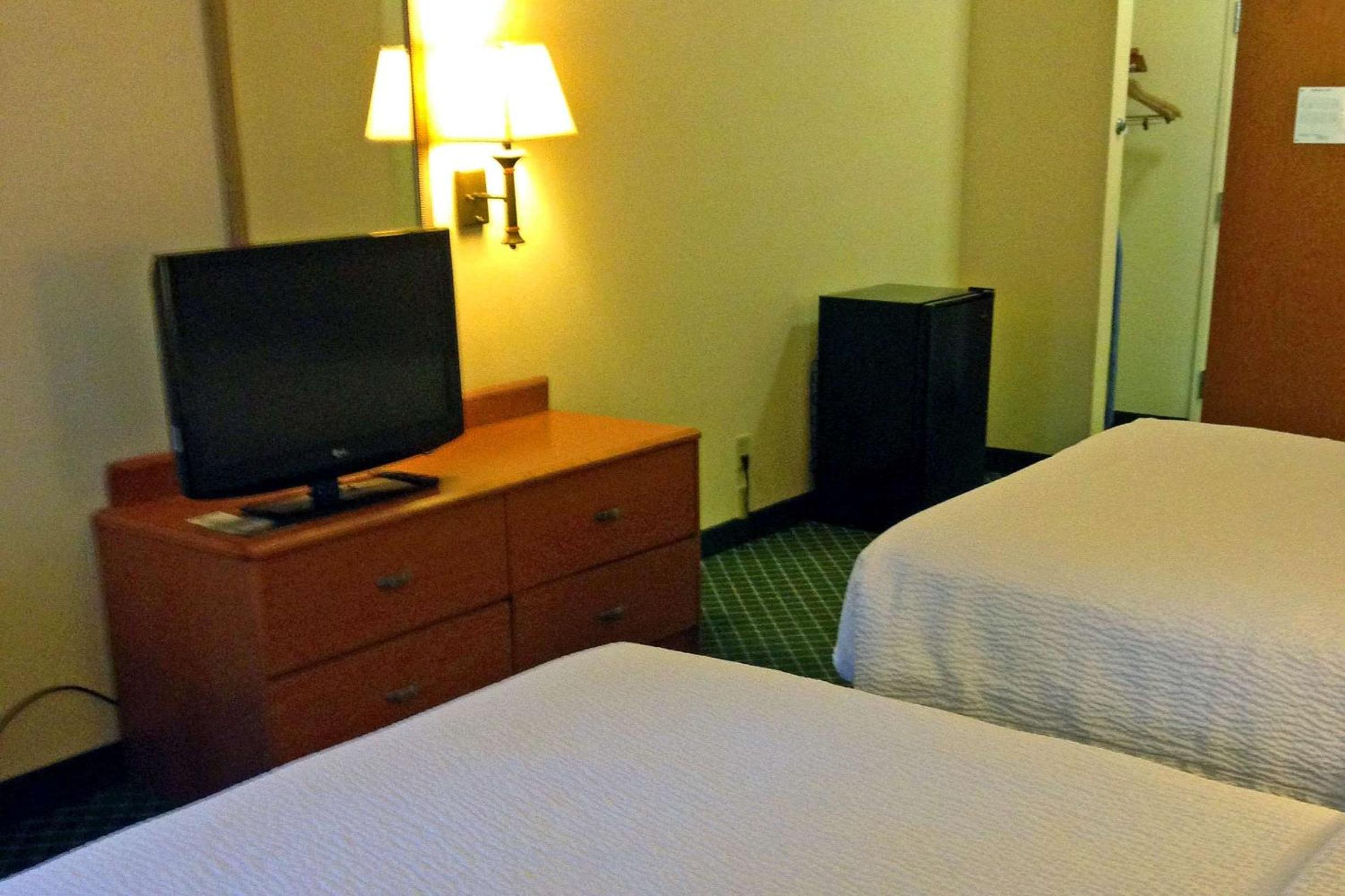 Queen Room with Two Queen Beds - Non-Smoking - Photo 4