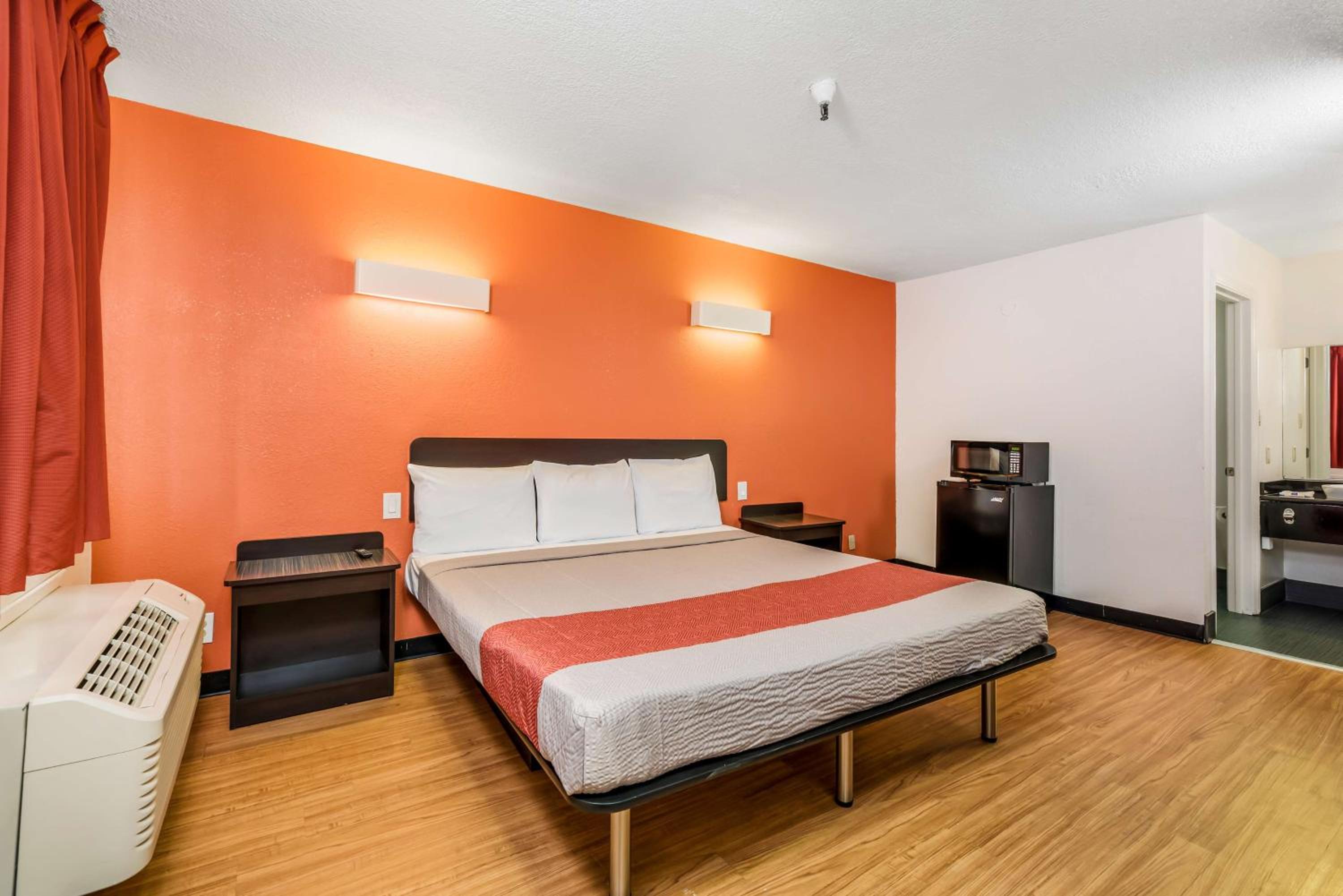 King Room - Non-Smoking photo 1