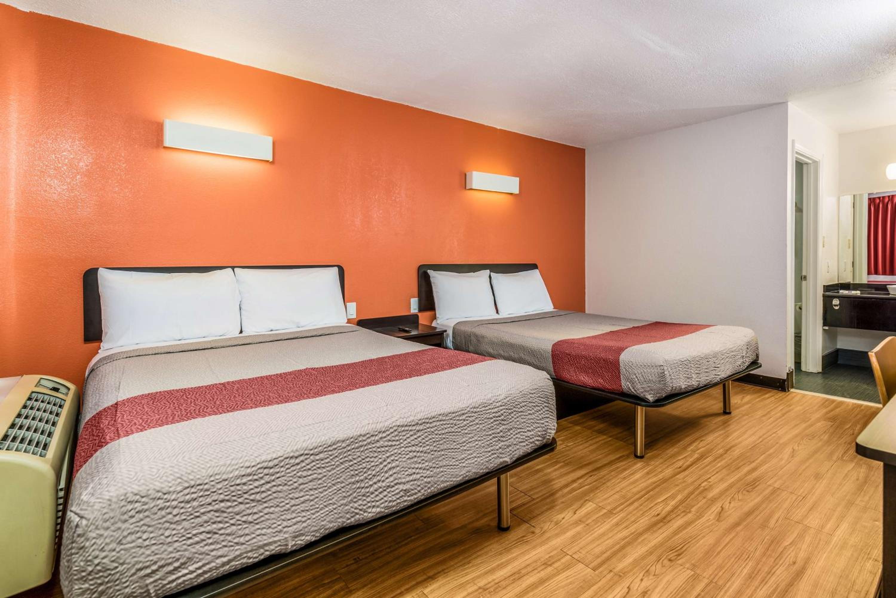 Queen Room with Two Queen Beds - Non-Smoking photo 2