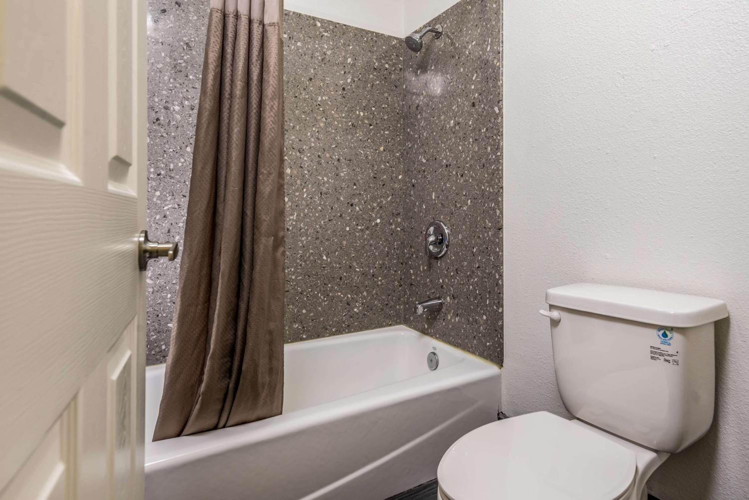 Queen Room - Disability Access - Non-Smoking photo 3