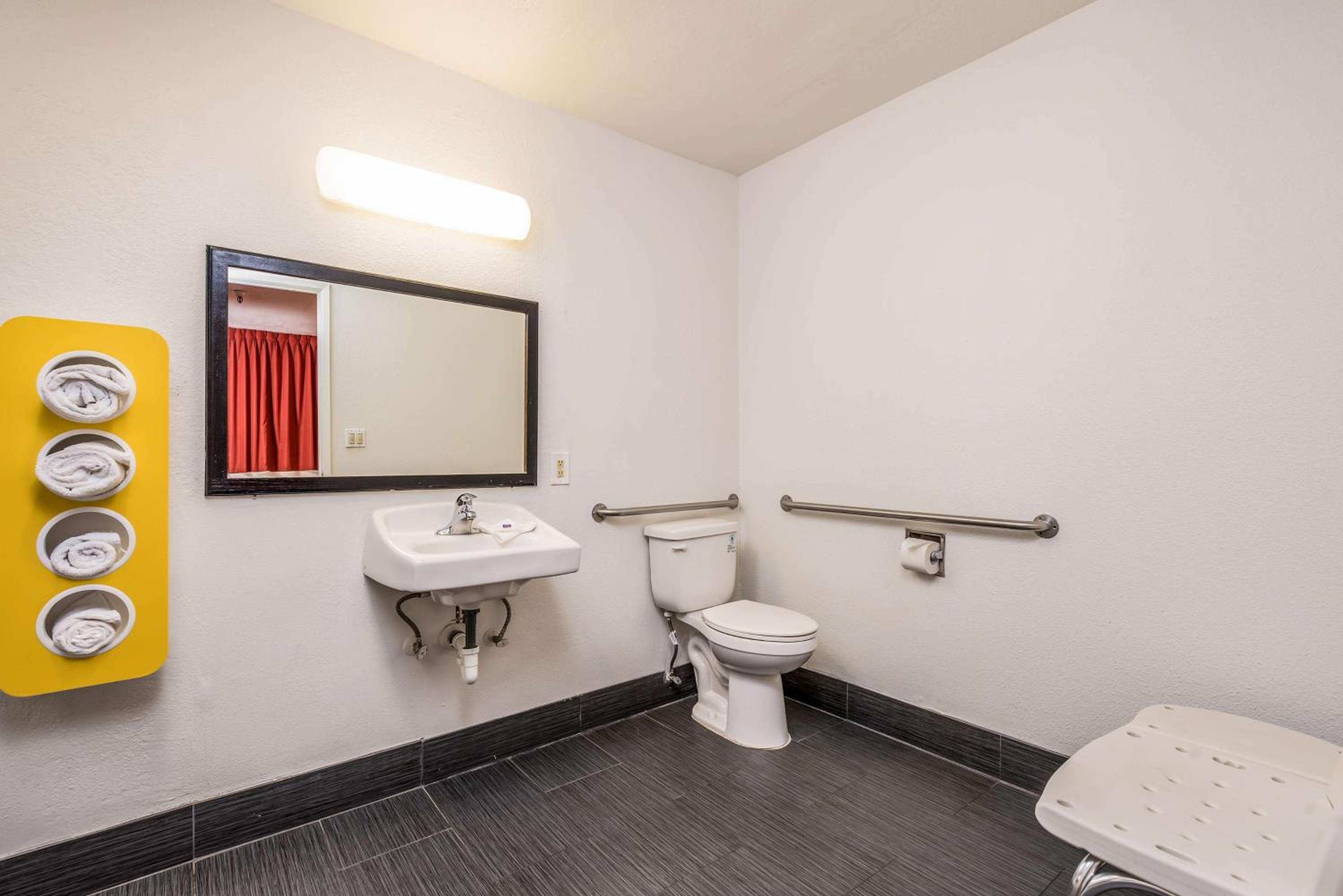 Queen Room - Disability Access - Non-Smoking photo 2