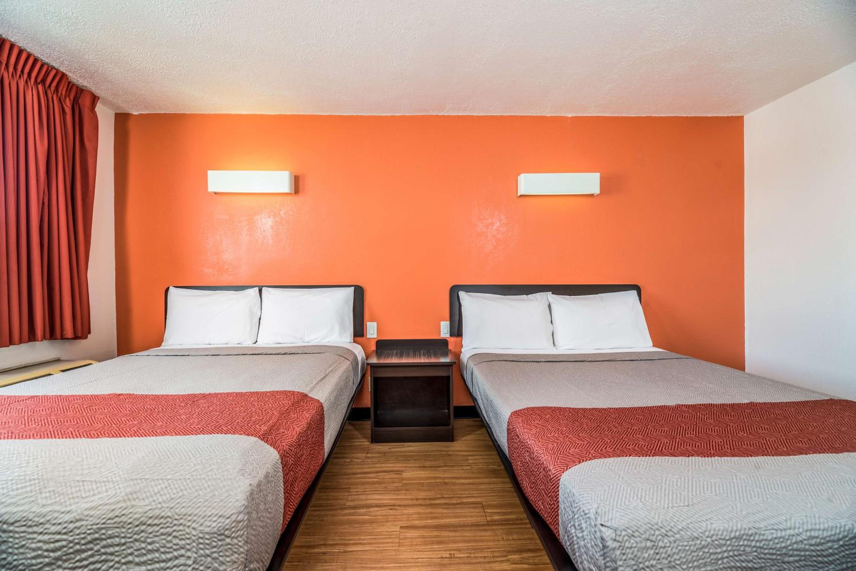 Queen Room with Two Queen Beds - Non-Smoking photo 1