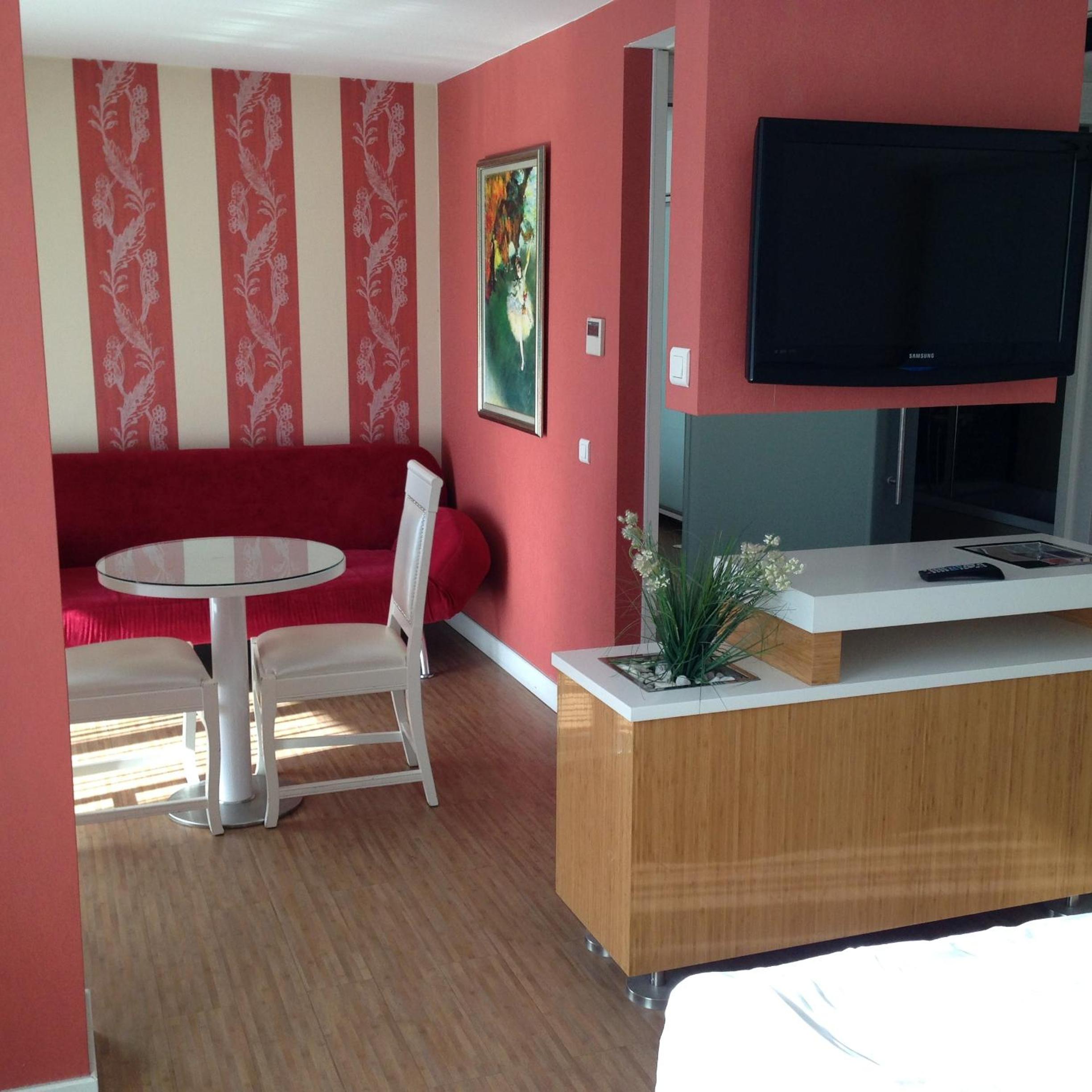 Corner Suite - Photo 1