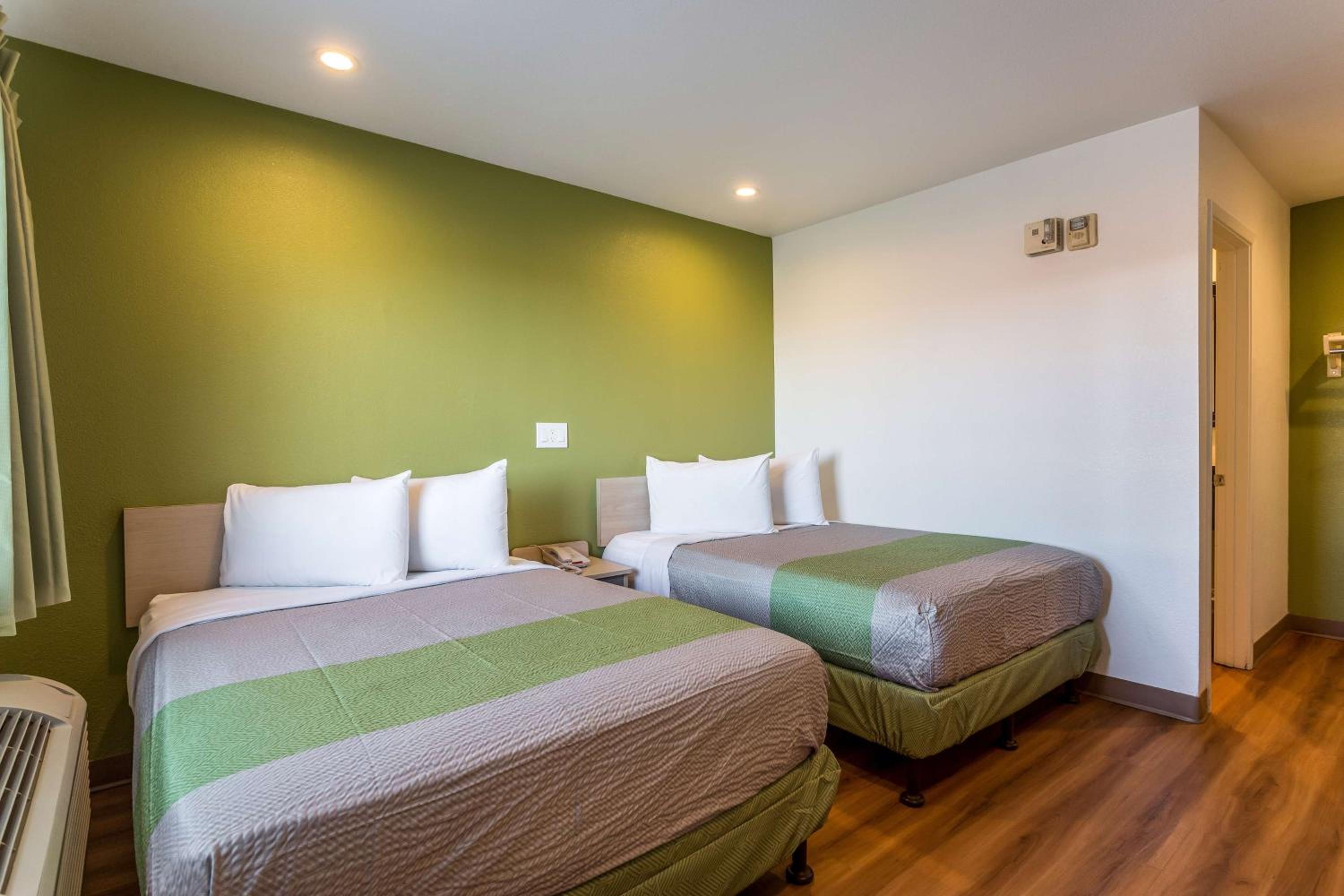 Quadruple Room - Non-Smoking photo 3