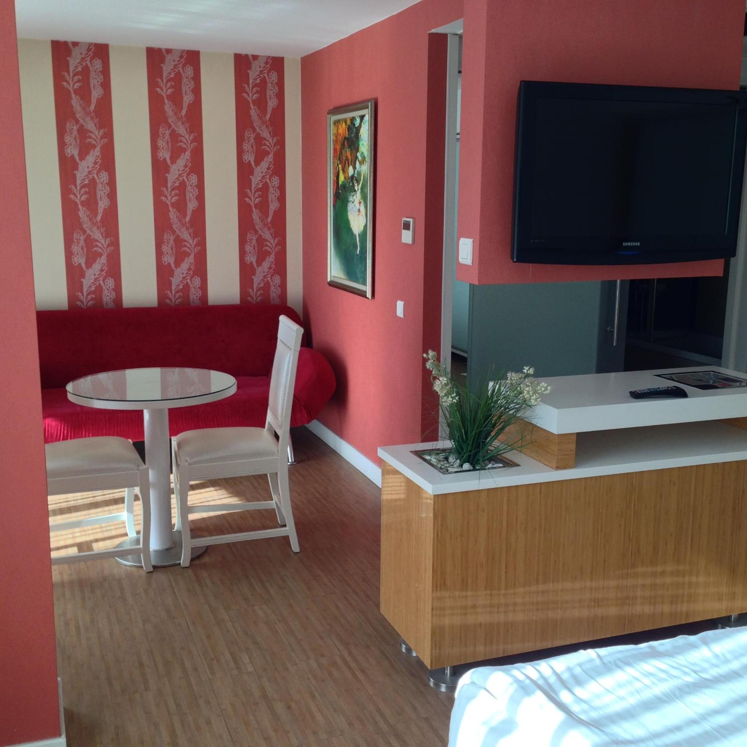 Corner Suite - Photo 11