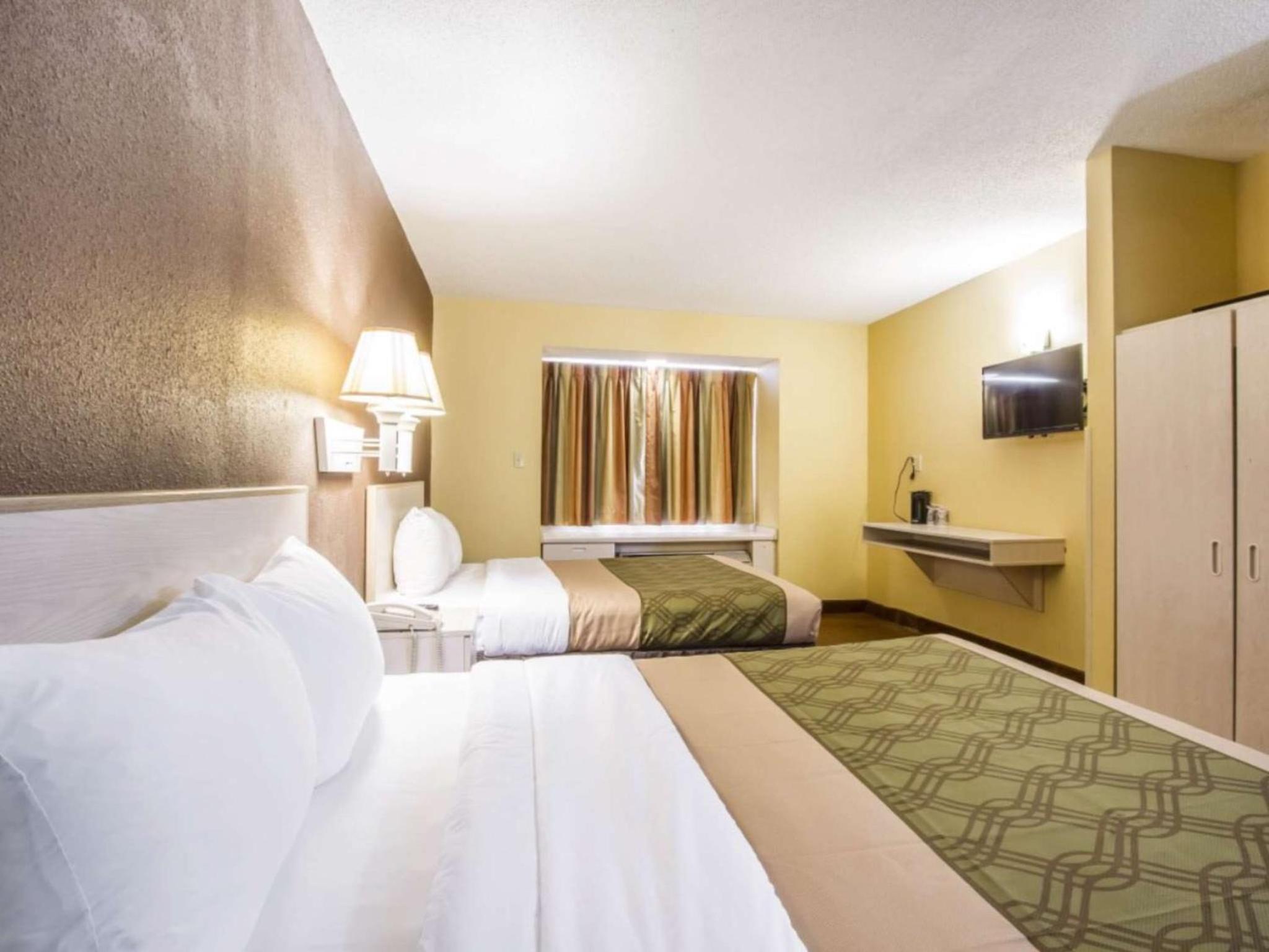Deluxe Queen Room with Two Queen Beds - Non-Smoking - Photo 5