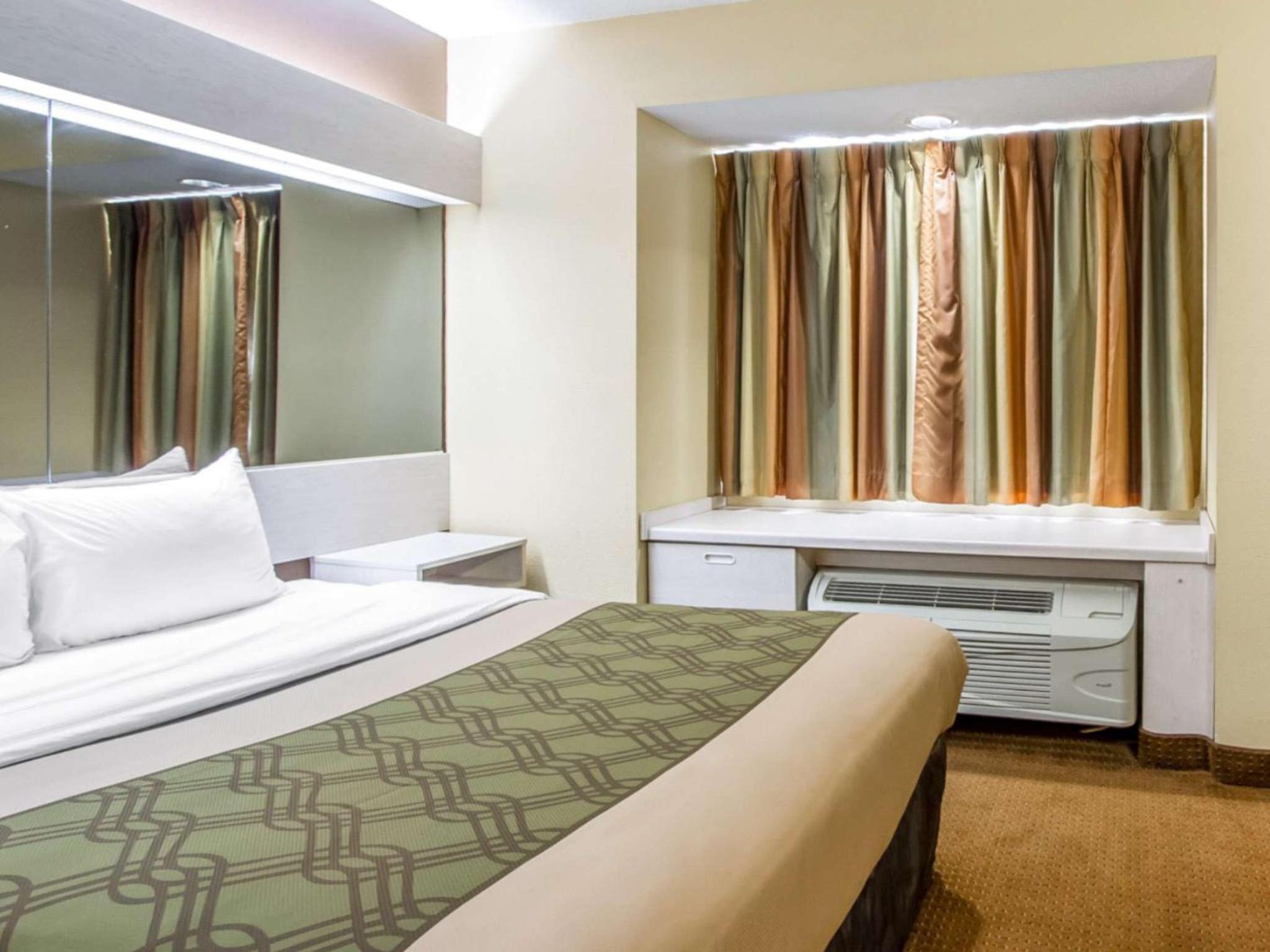 Deluxe King Room - Non-Smoking - Photo 7