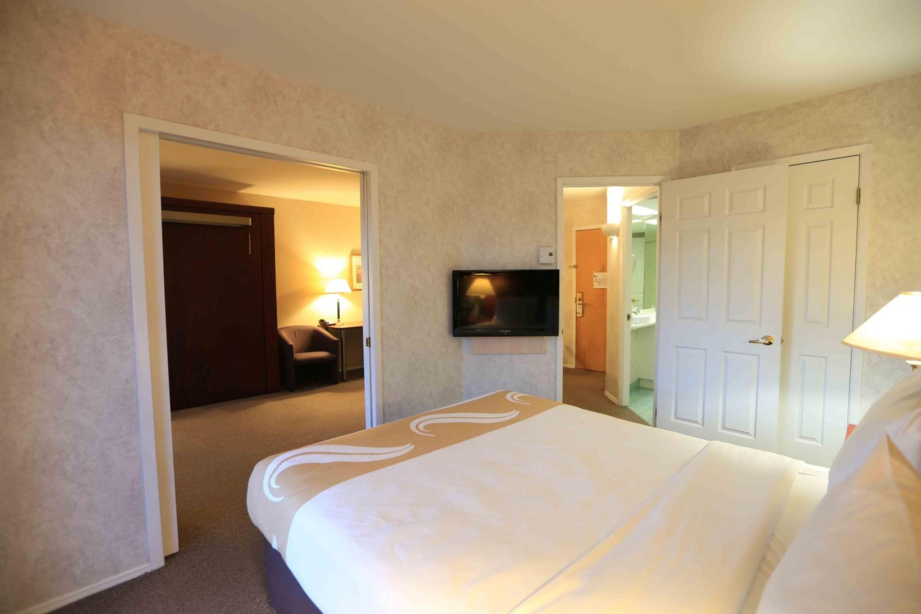Queen Suite with Two Queen Beds - Non-Smoking - First Floor - Photo 5