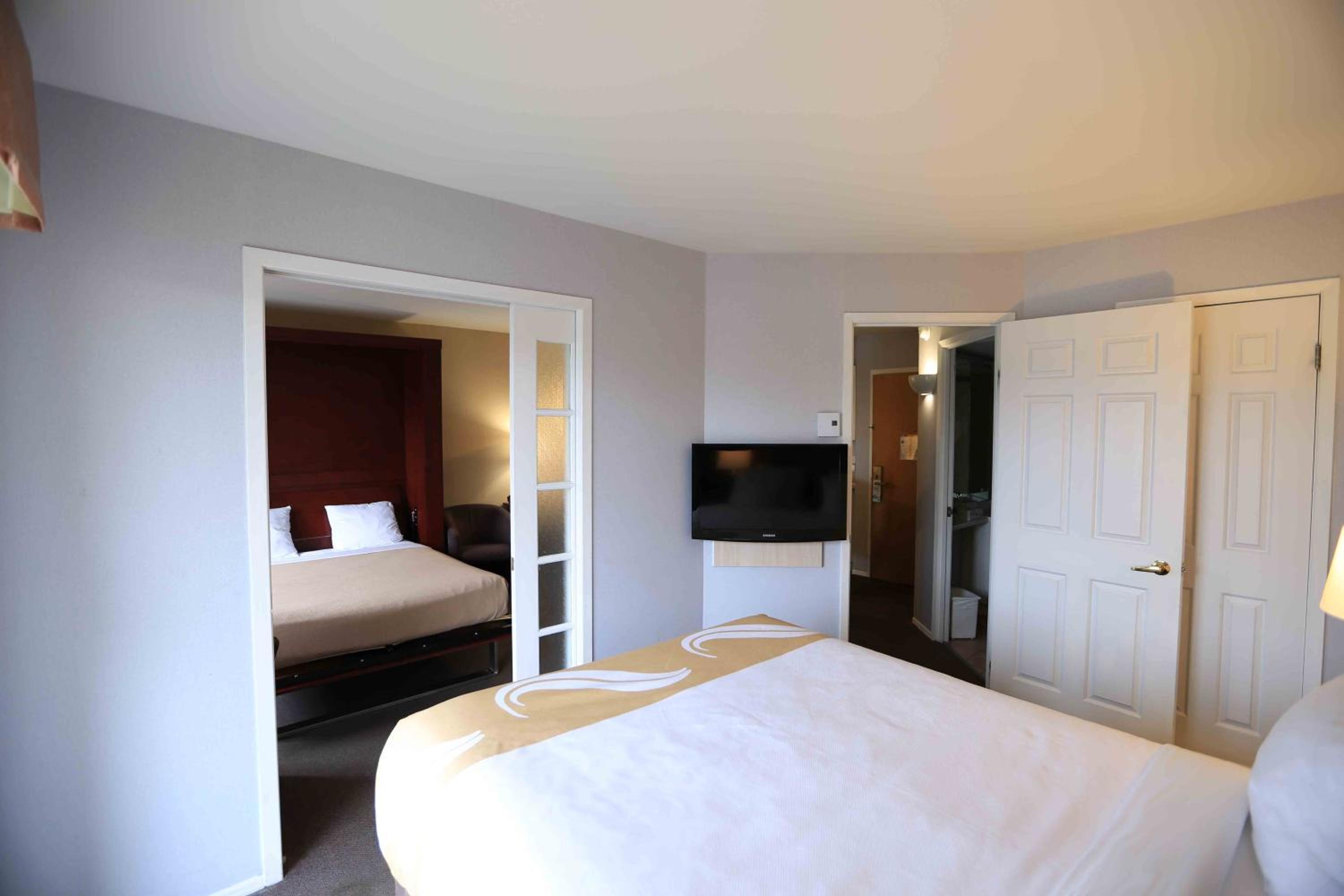 Queen Suite with Two Queen Beds - Non-Smoking - First Floor - Photo 4