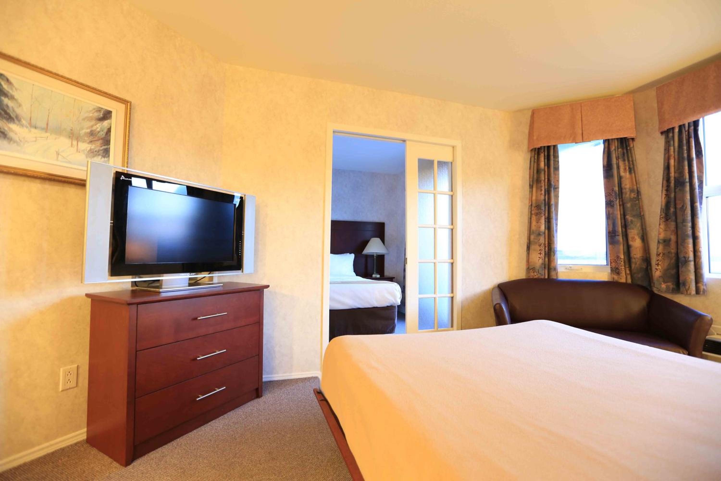 Queen Suite with Two Queen Beds - Non-Smoking - First Floor - Photo 7
