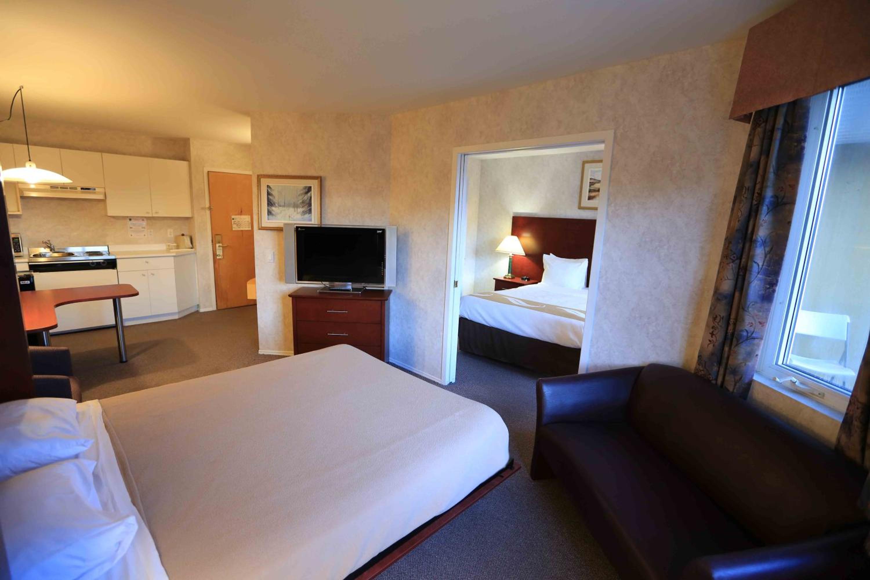 Queen Suite with Two Queen Beds - Non-Smoking - First Floor - Photo 8