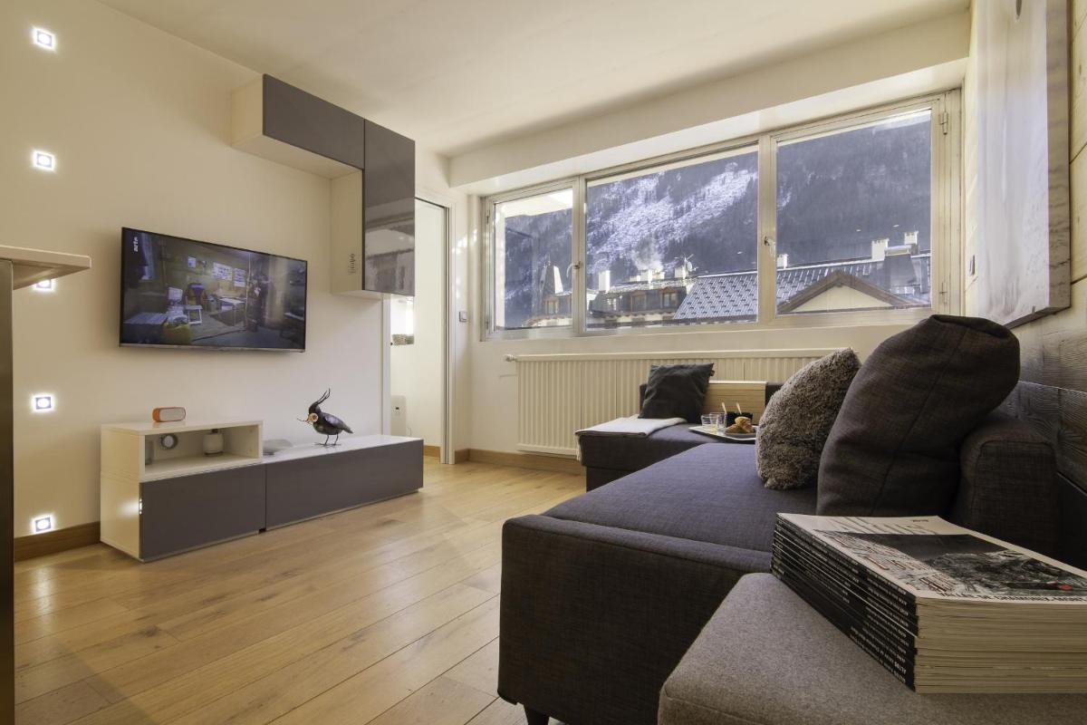 Apartment with Mountain View